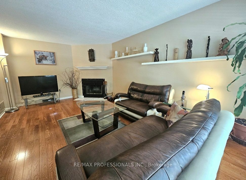 500 Silverthorne Crescent 1 Property Photo 8