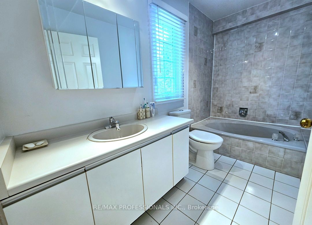 500 Silverthorne Crescent 1 Property Photo 26