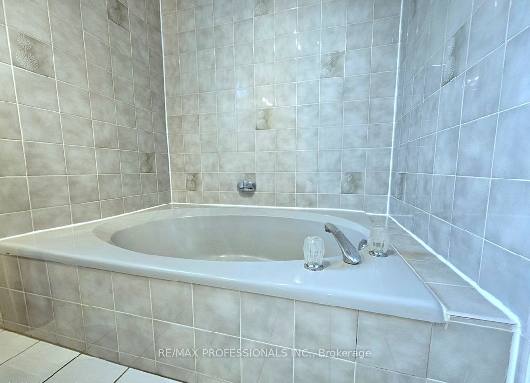 500 Silverthorne Crescent 1 Property Photo 27