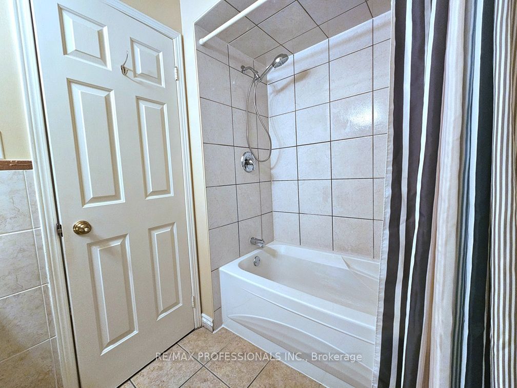 500 Silverthorne Crescent 1 Property Photo 32