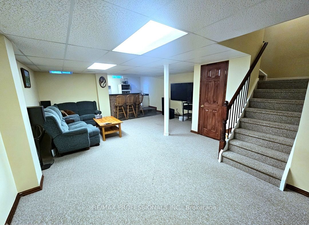 500 Silverthorne Crescent 1 Property Photo 35