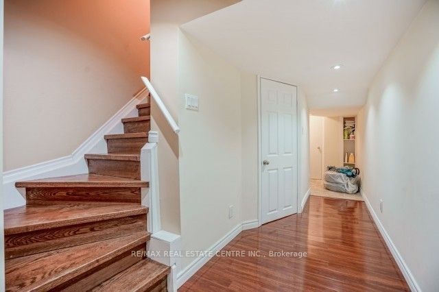 28 Stephanie Avenue Property Photo 4