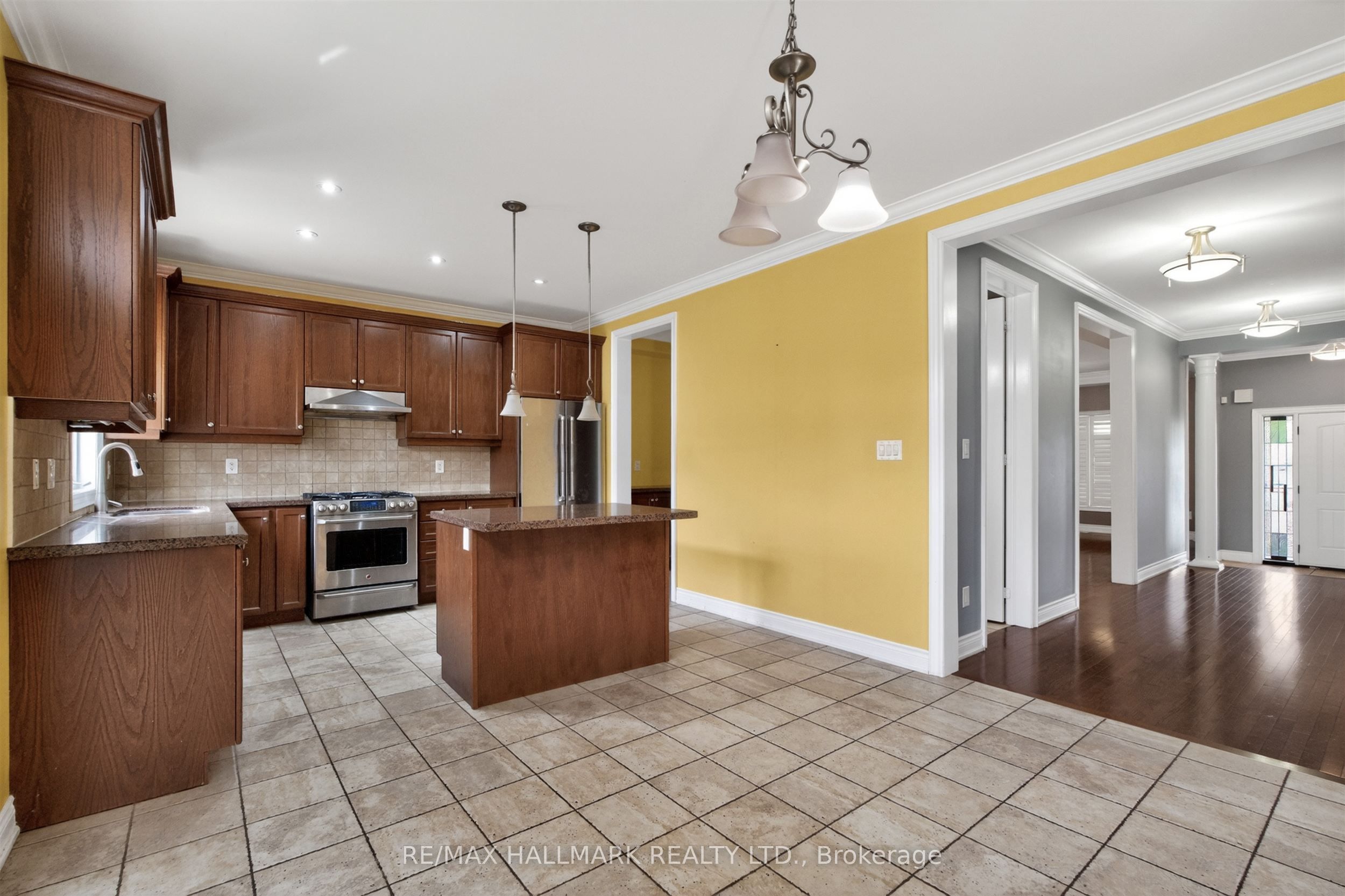 99 Royal West Drive Property Photo 11