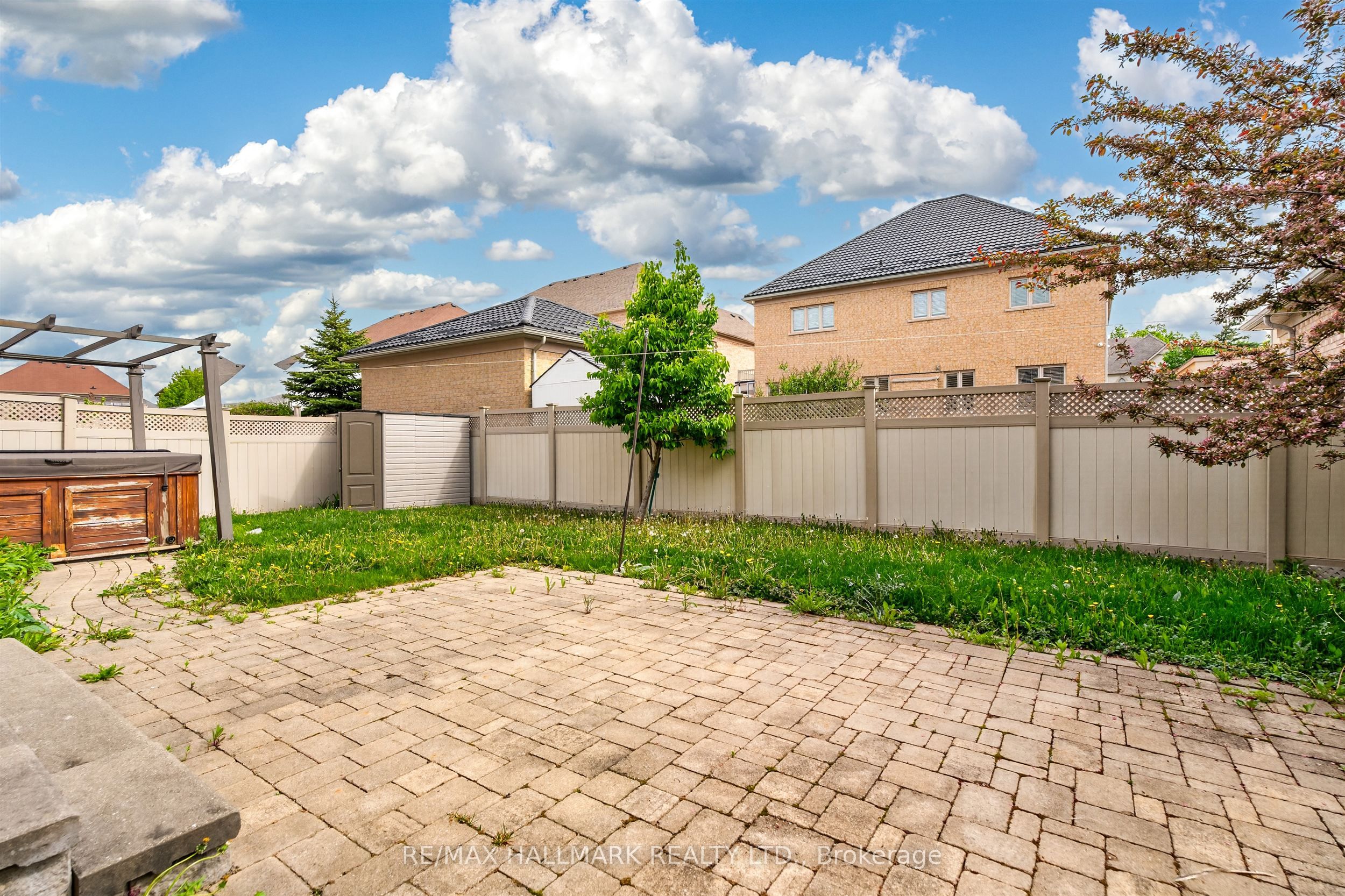 99 Royal West Drive Property Photo 40