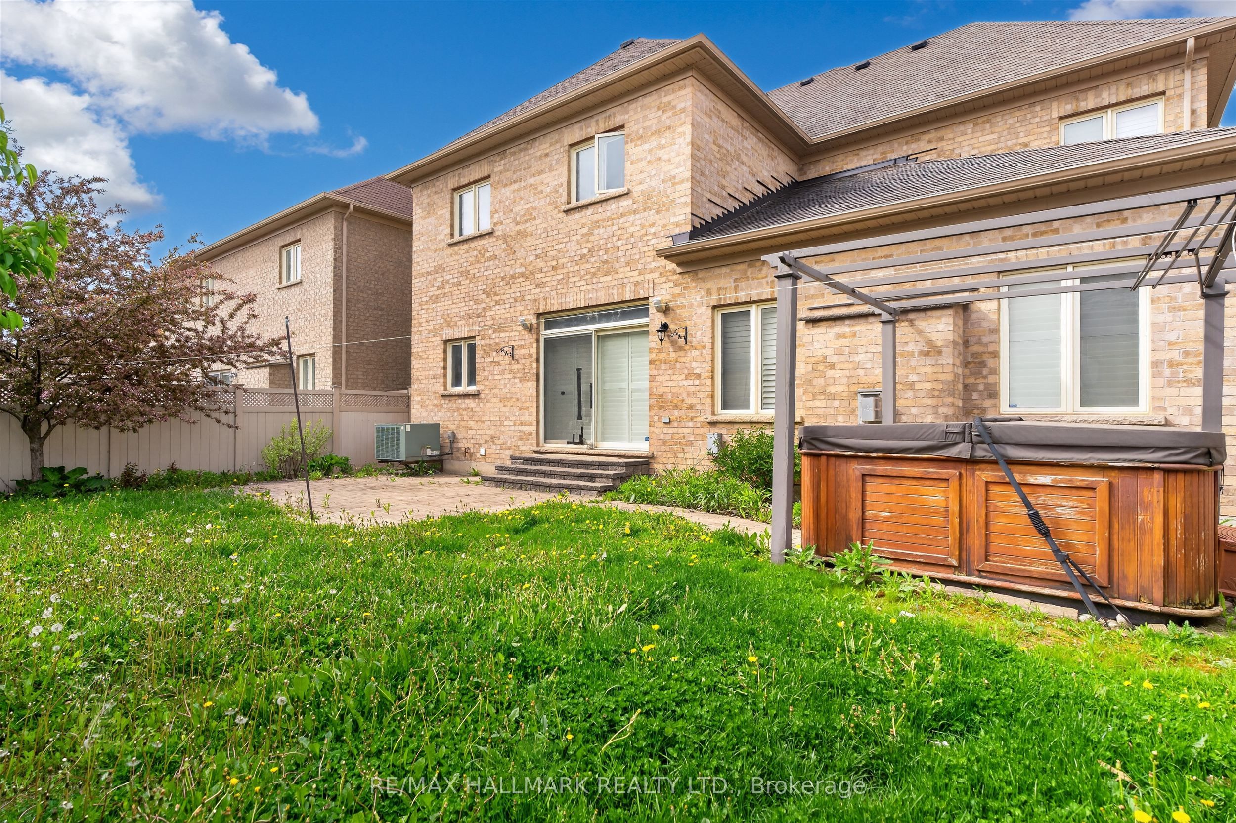 99 Royal West Drive Property Photo 41