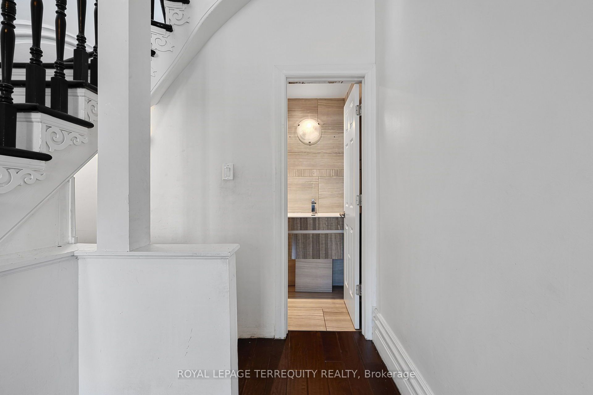 35 Elizabeth Street N Property Photo 15