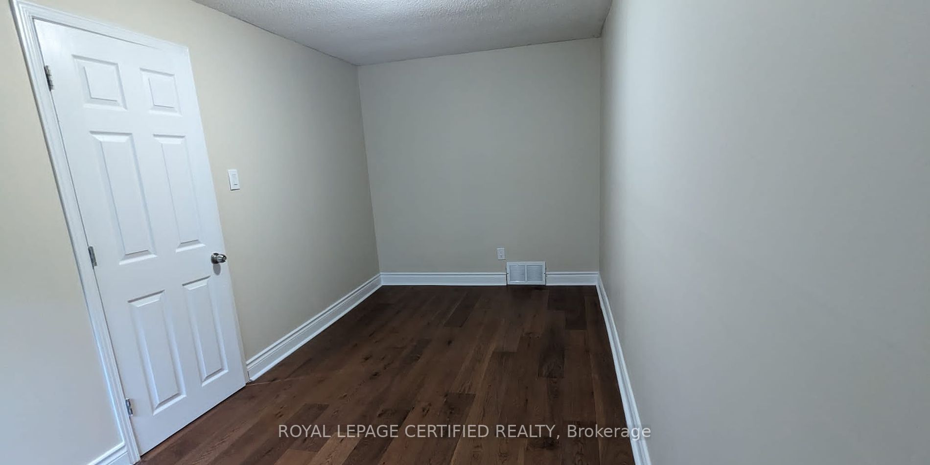 1468 Dundas Crescent Property Photo 3