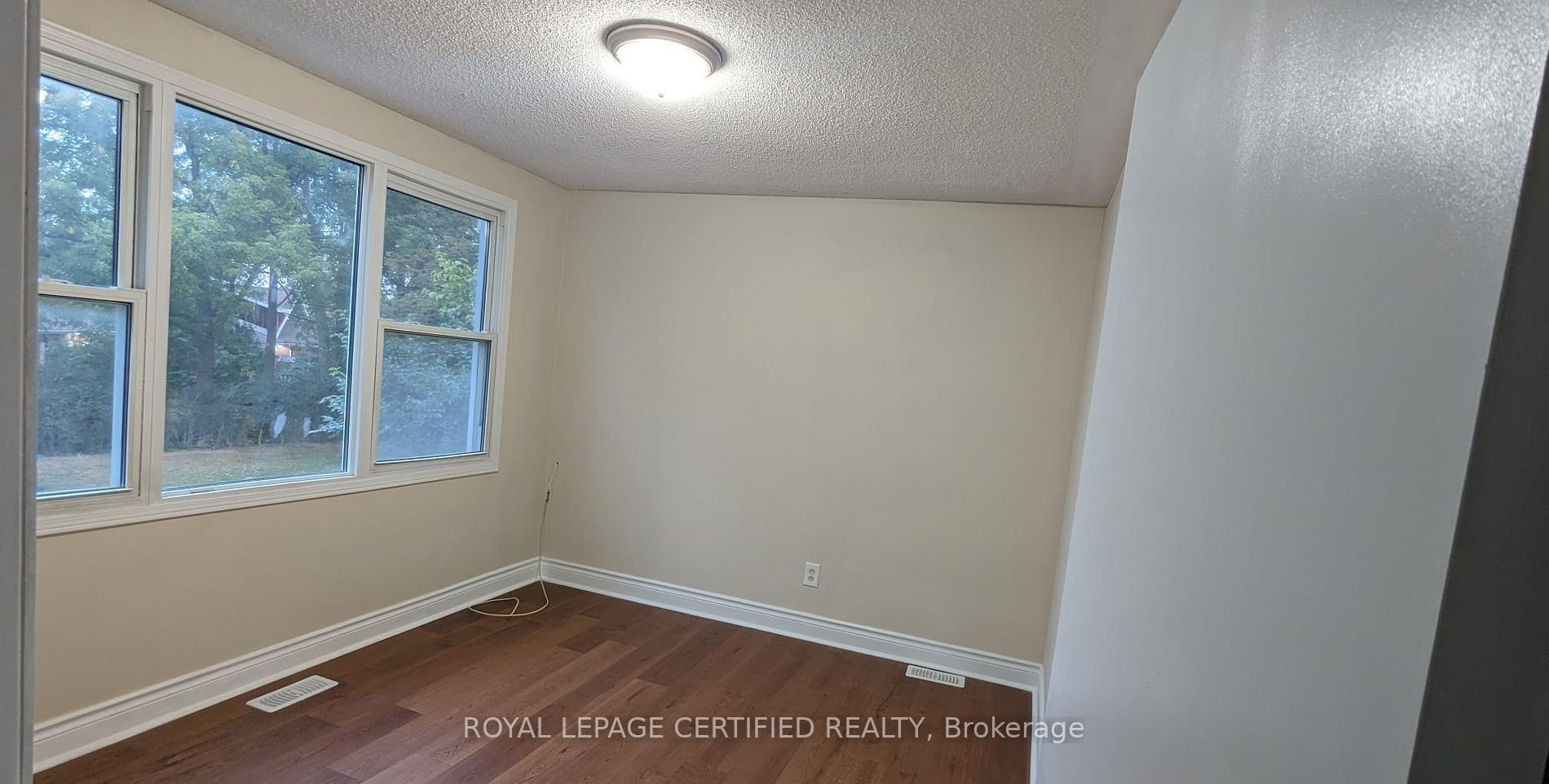 1468 Dundas Crescent Property Photo 4
