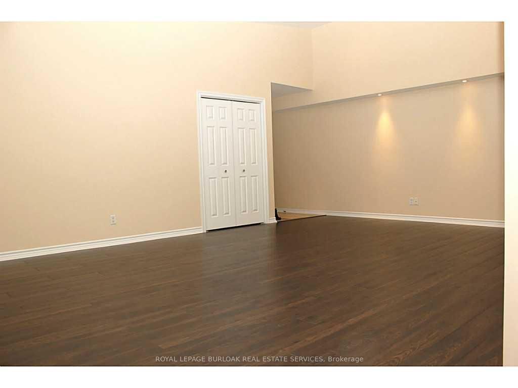 1411 Walker's Line 401 Property Photo 11