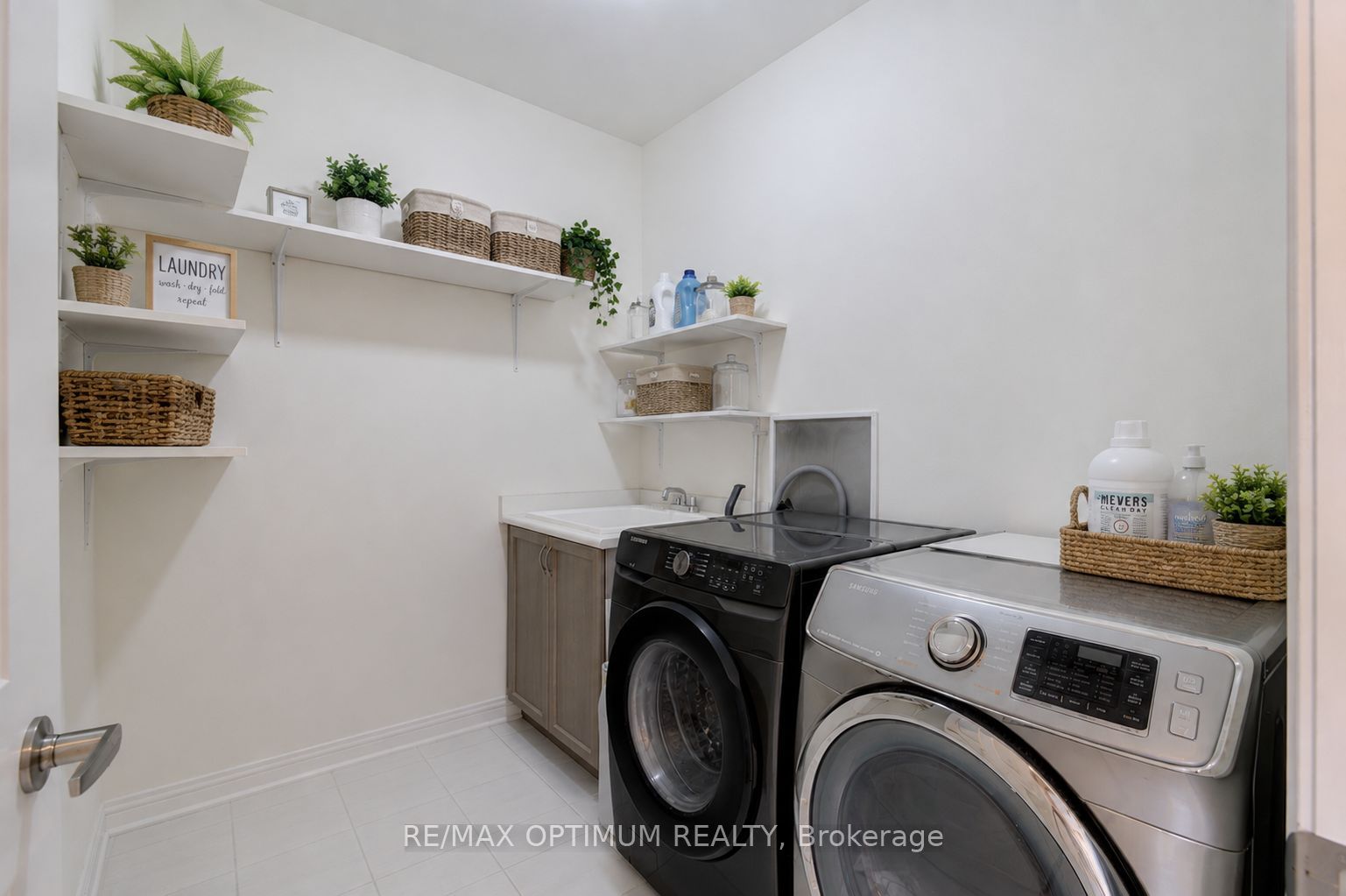 120 Canary Close Property Photo 37