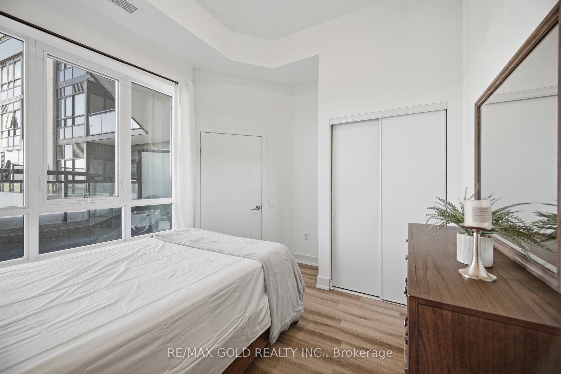 395 Dundas Street W 243 Property Photo 19