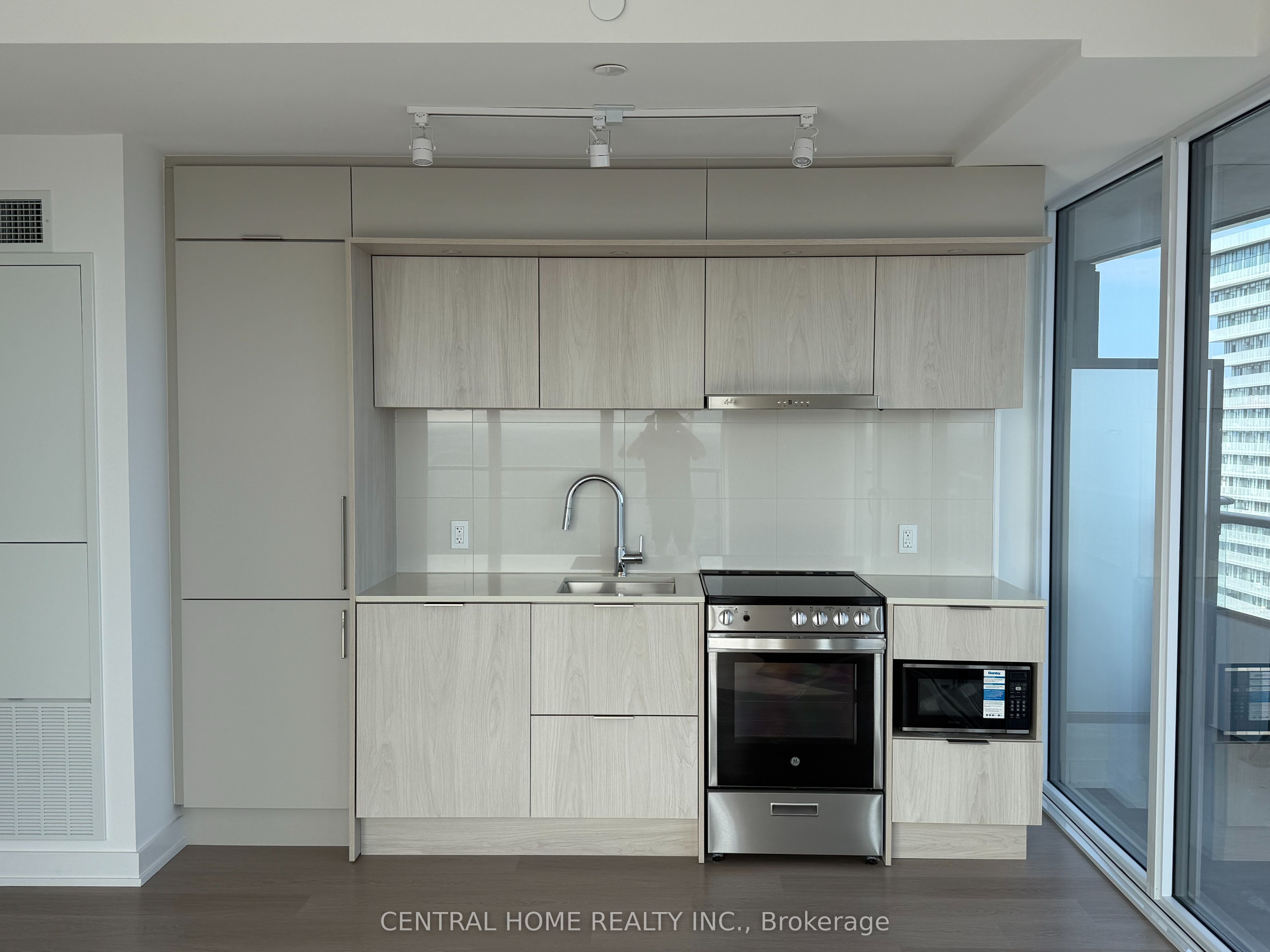 448 Burnhamthorpe Road 5511 Property Photo 1