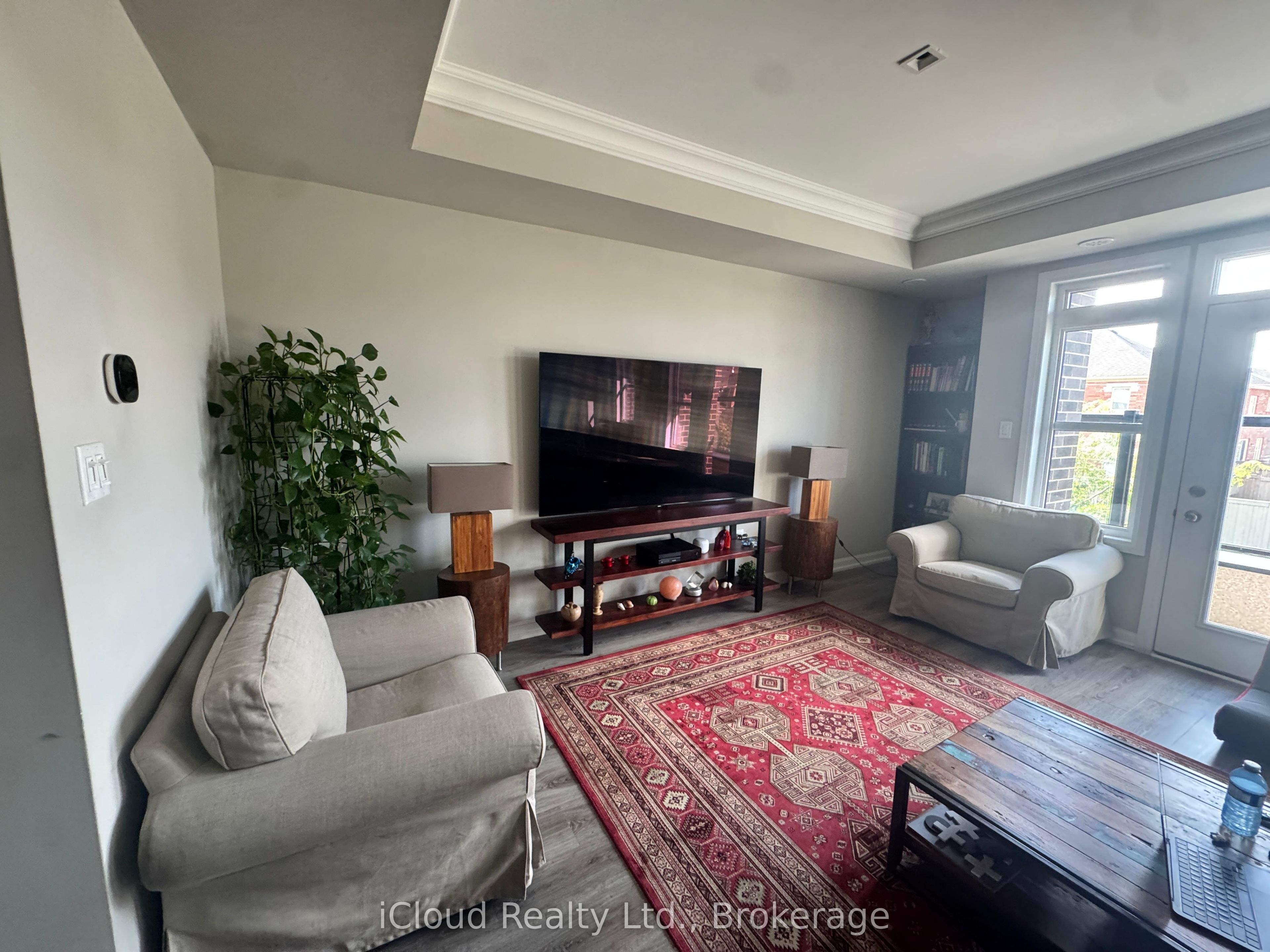 126 Burnhamthorpe Road E Property Photo 4