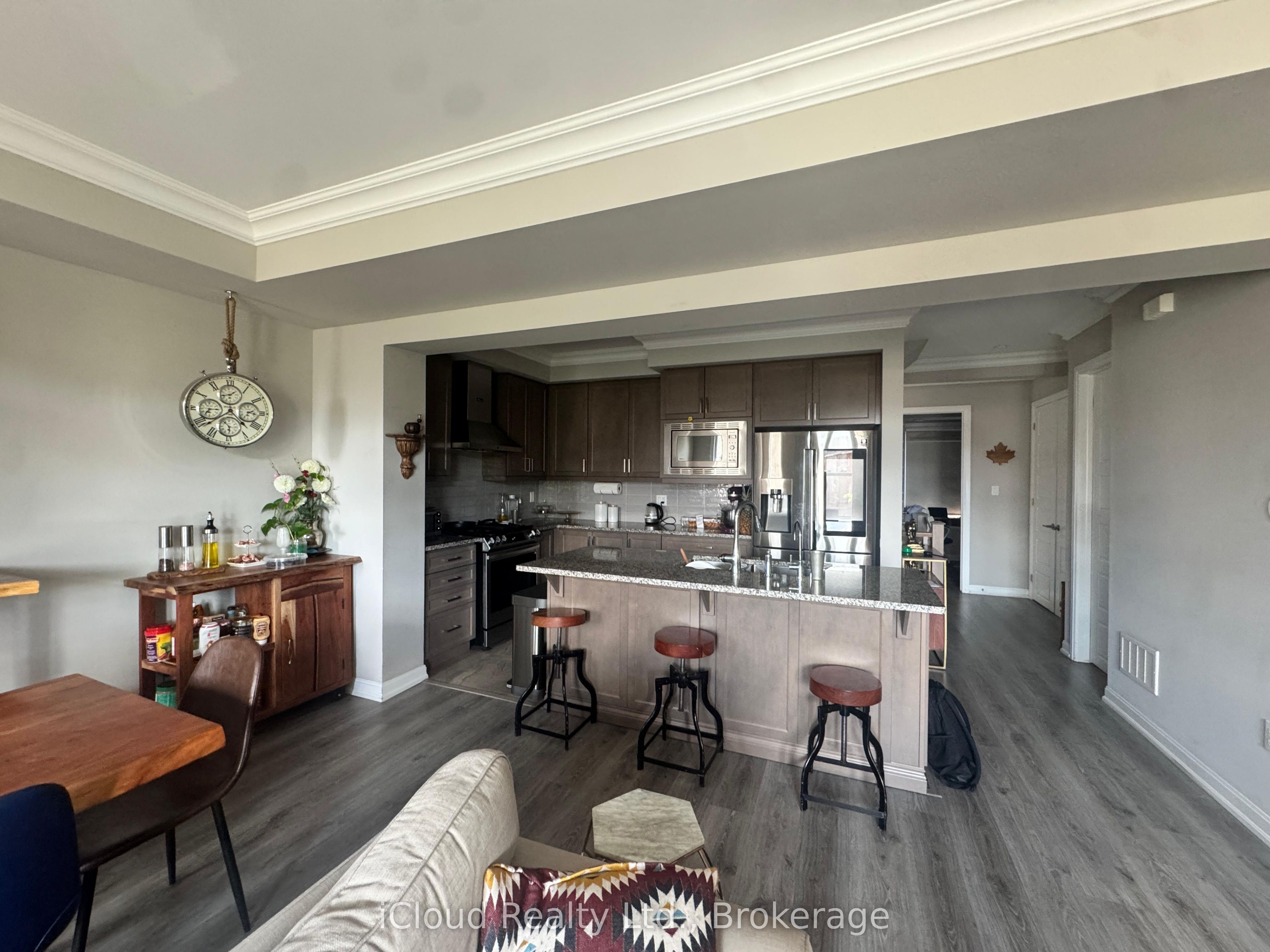 126 Burnhamthorpe Road E Property Photo 6