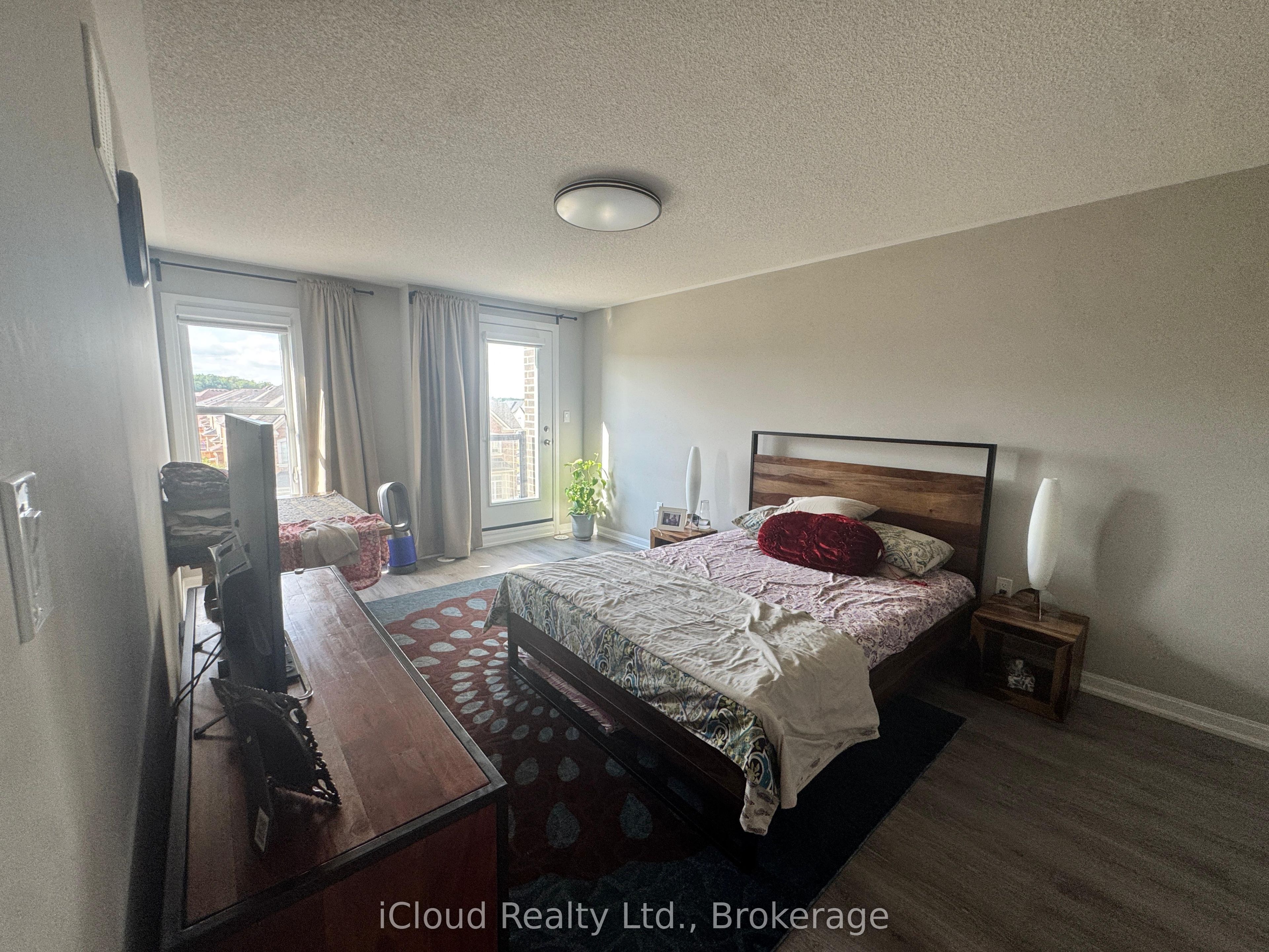 126 Burnhamthorpe Road E Property Photo 7