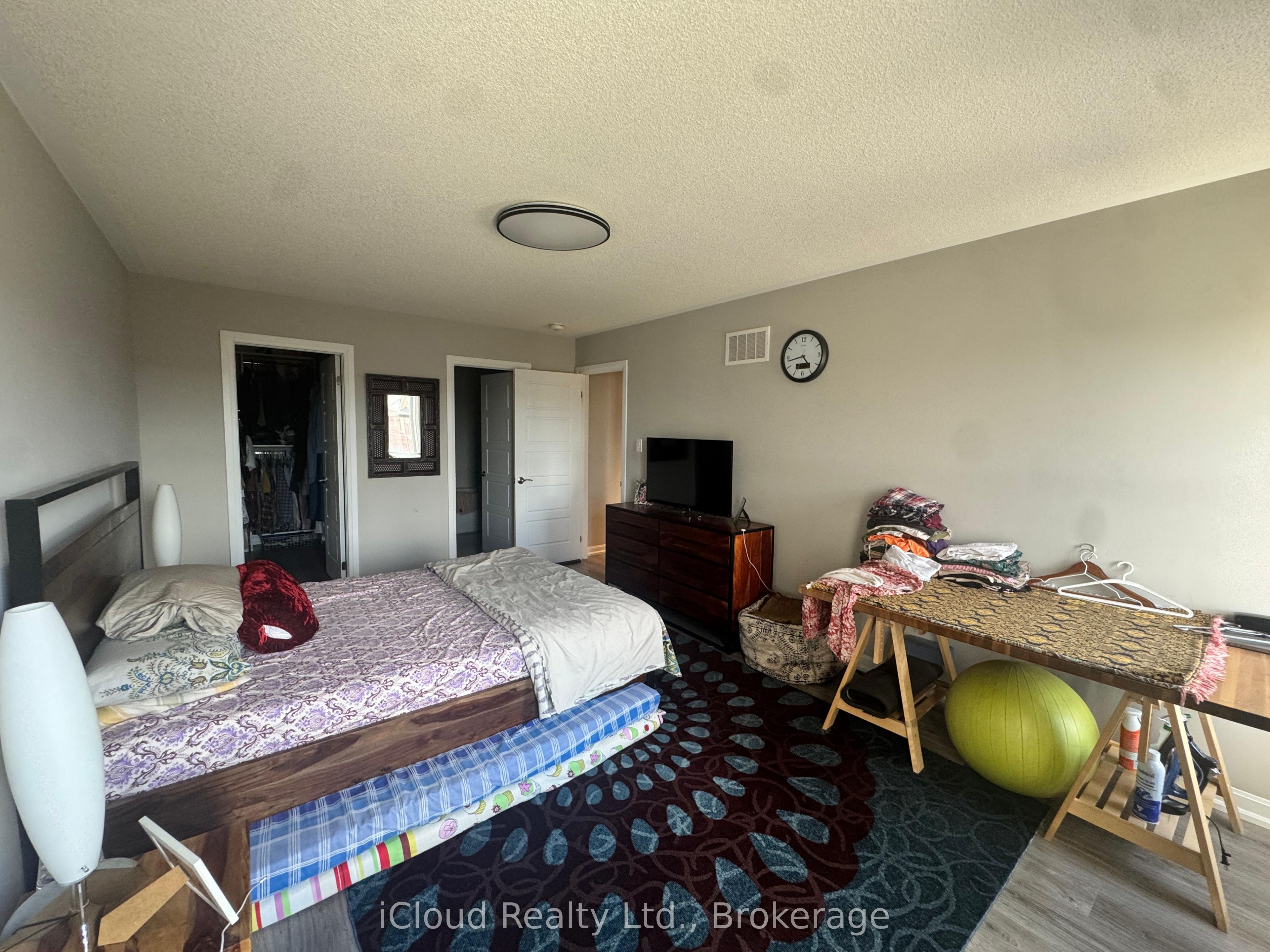 126 Burnhamthorpe Road E Property Photo 9