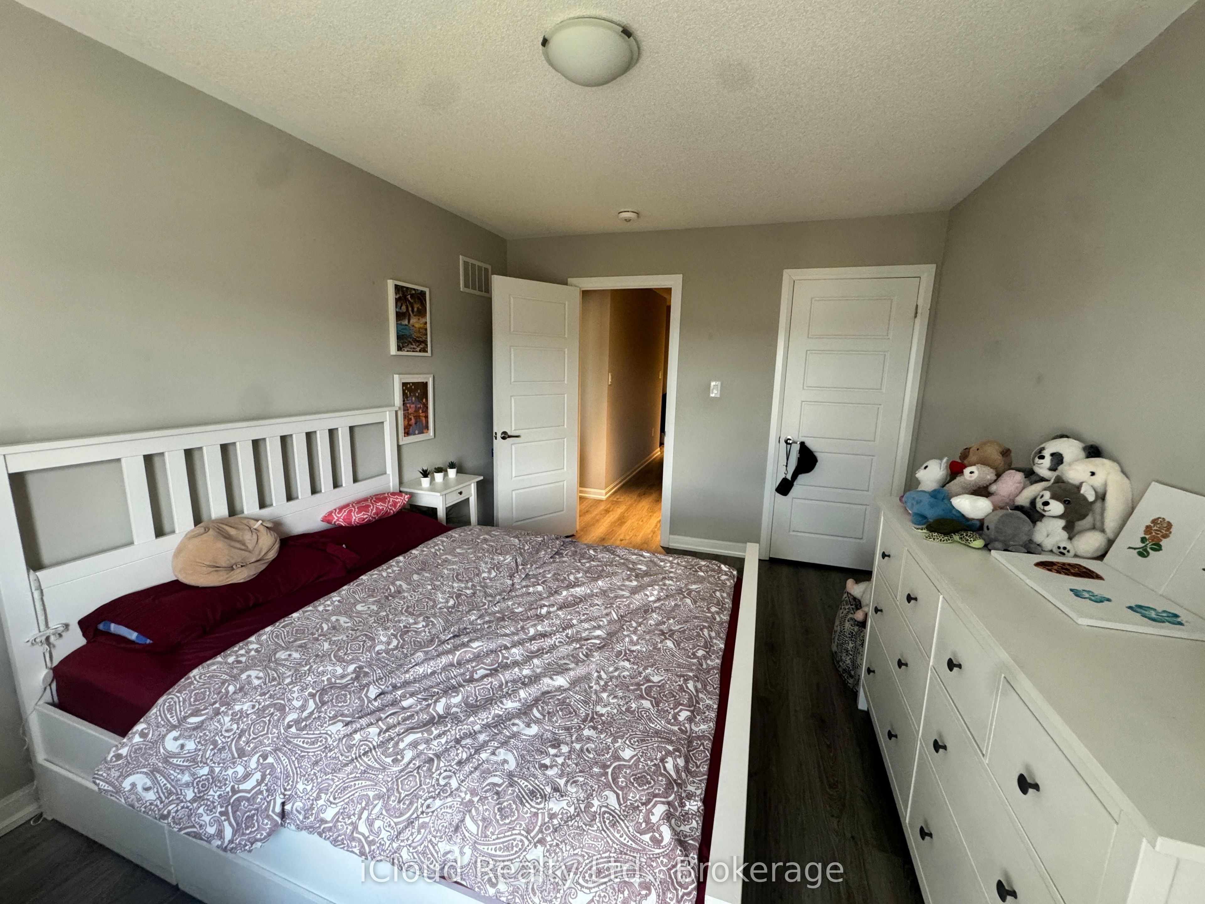 126 Burnhamthorpe Road E Property Photo 13