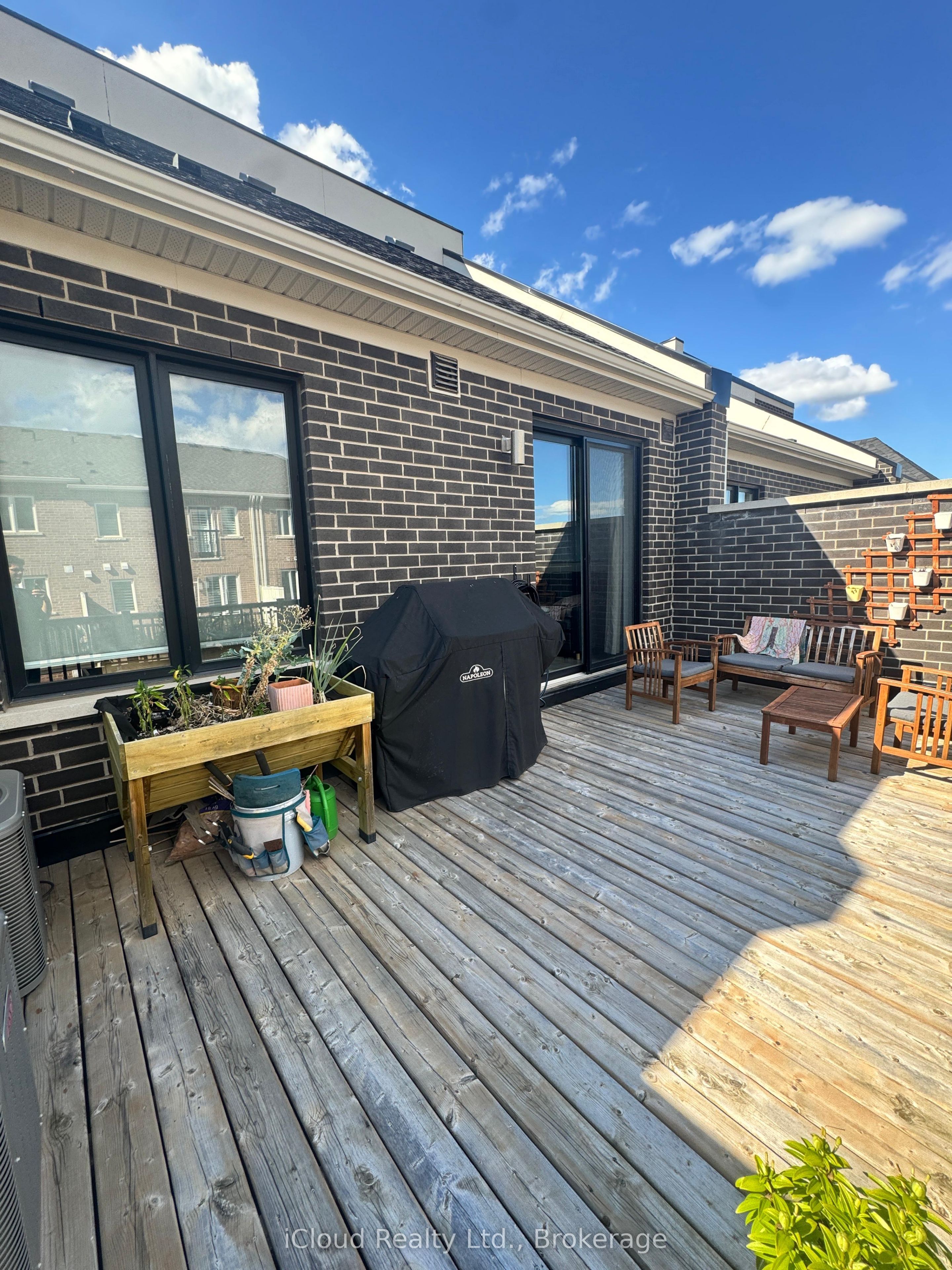 126 Burnhamthorpe Road E Property Photo 15