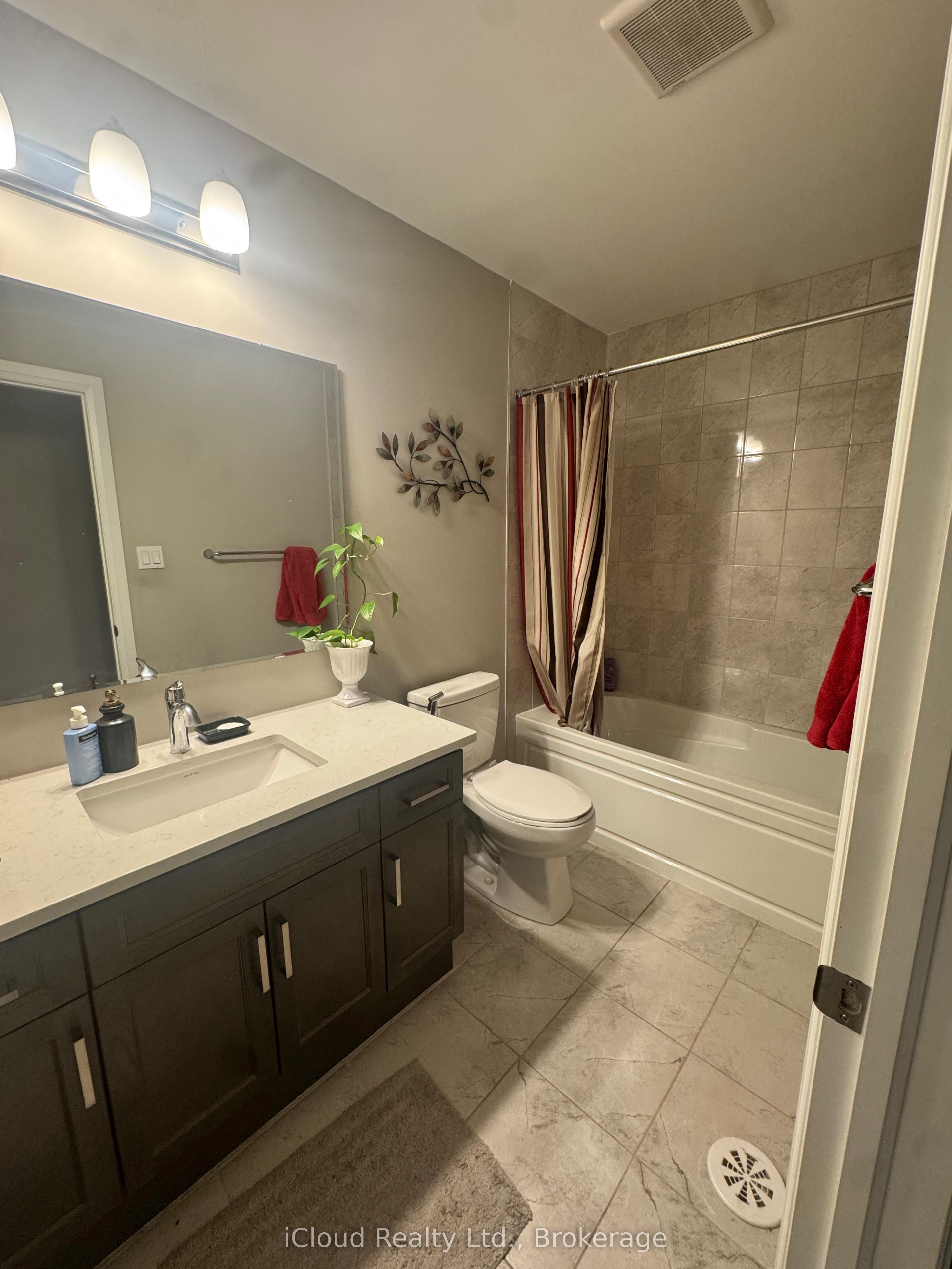 126 Burnhamthorpe Road E Property Photo 18