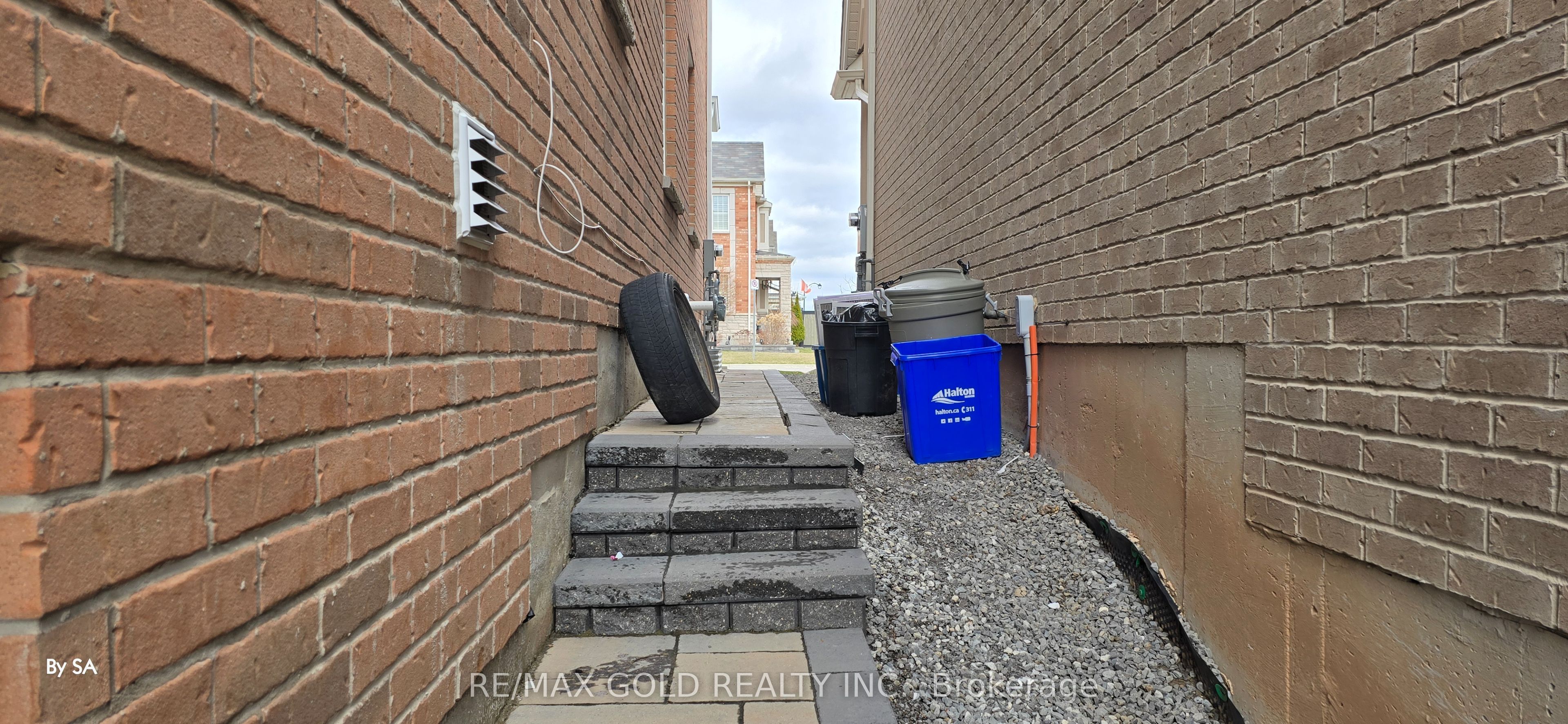 1226 Duignan (lower) Crescent Property Photo 3