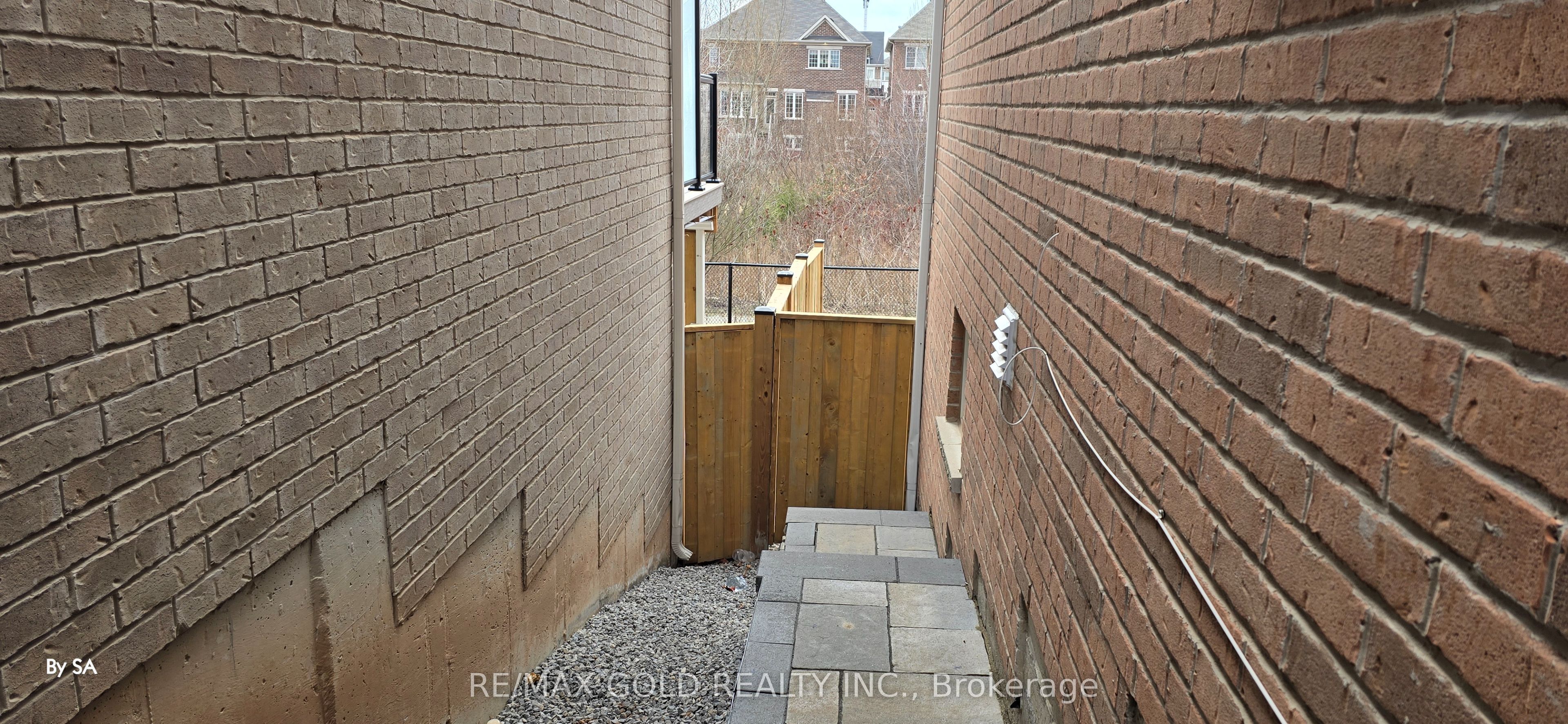 1226 Duignan (lower) Crescent Property Photo 4