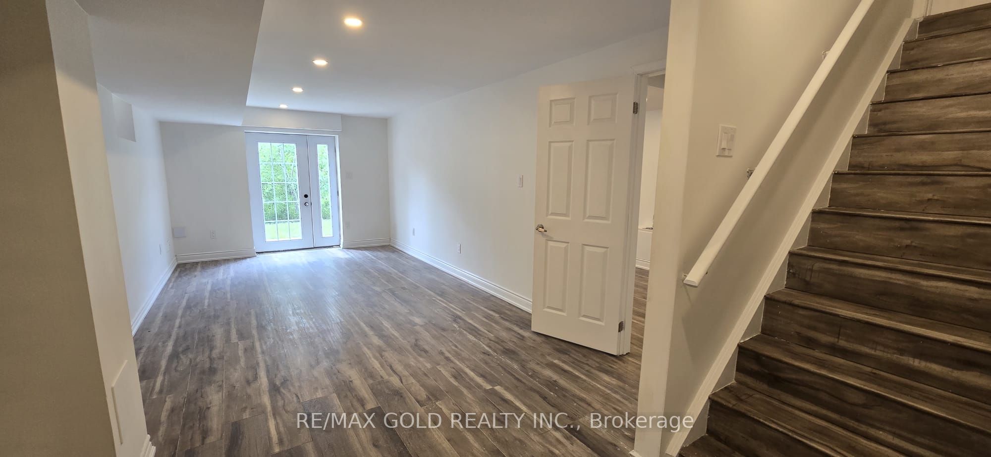 1226 Duignan (lower) Crescent Property Photo 5