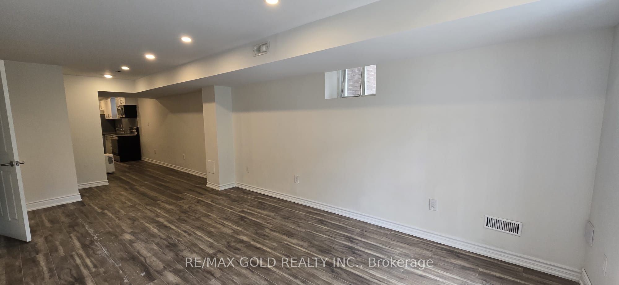 1226 Duignan (lower) Crescent Property Photo 6