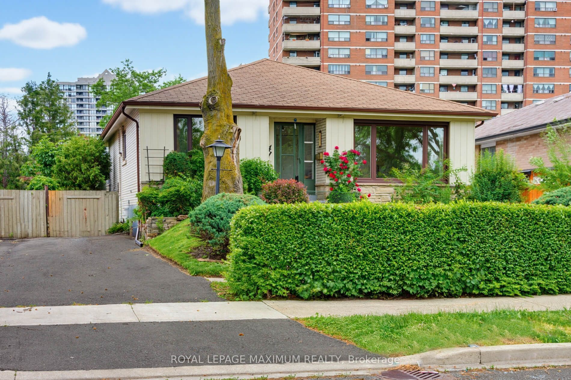 41 Strathavon Drive Property Photo 2