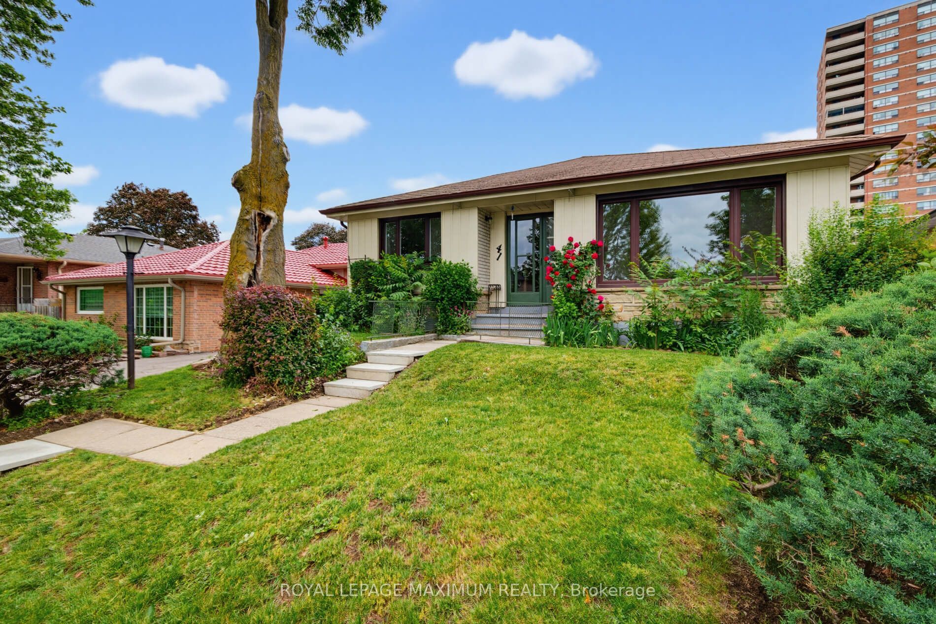 41 Strathavon Drive Property Photo 3