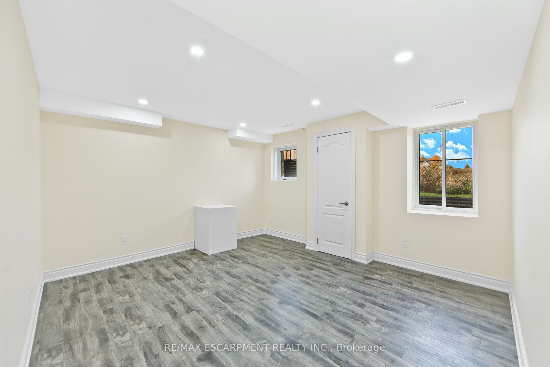 307 Hinton Terrace Bsmnt Property Photo 4