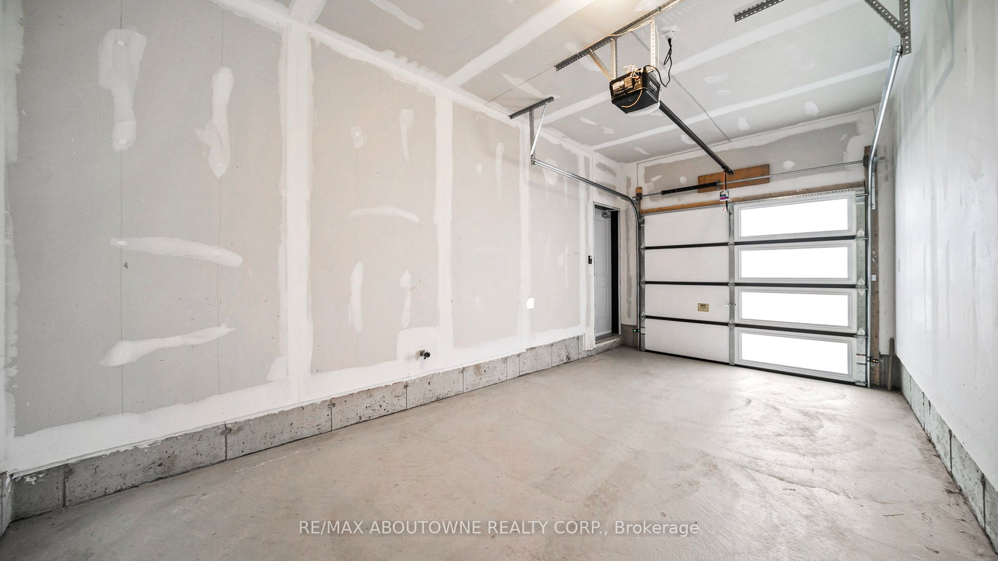 102 Settlers Road E Property Photo 8