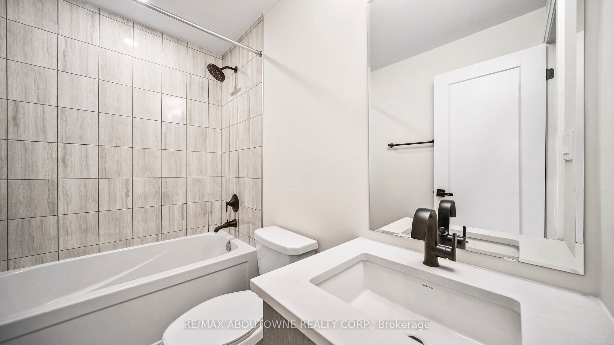 102 Settlers Road E Property Photo 32