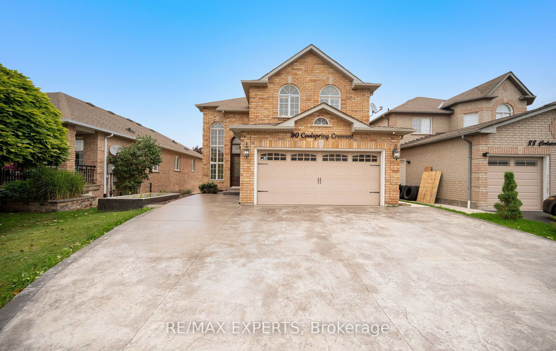 90 Coolspring Crescent Property Photo 1