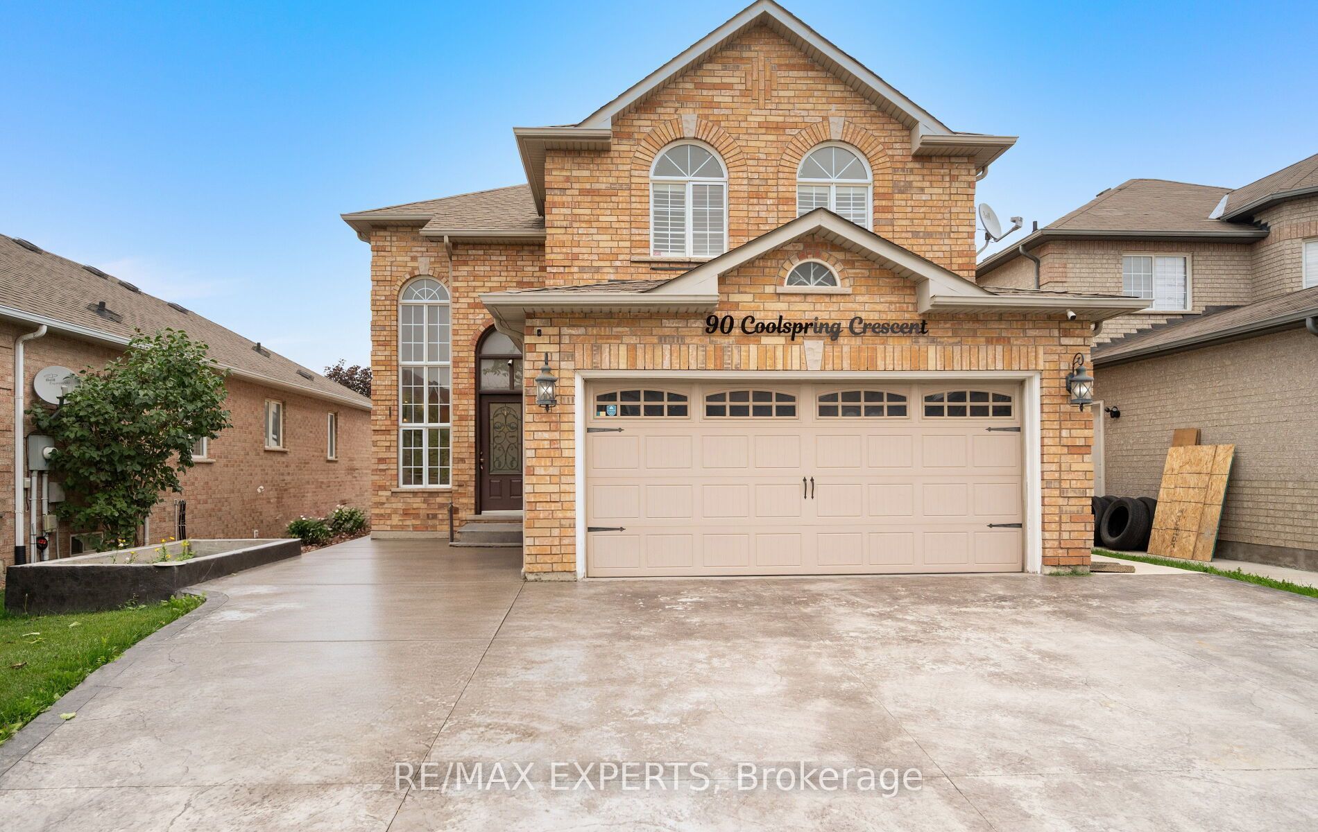90 Coolspring Crescent Property Photo 2