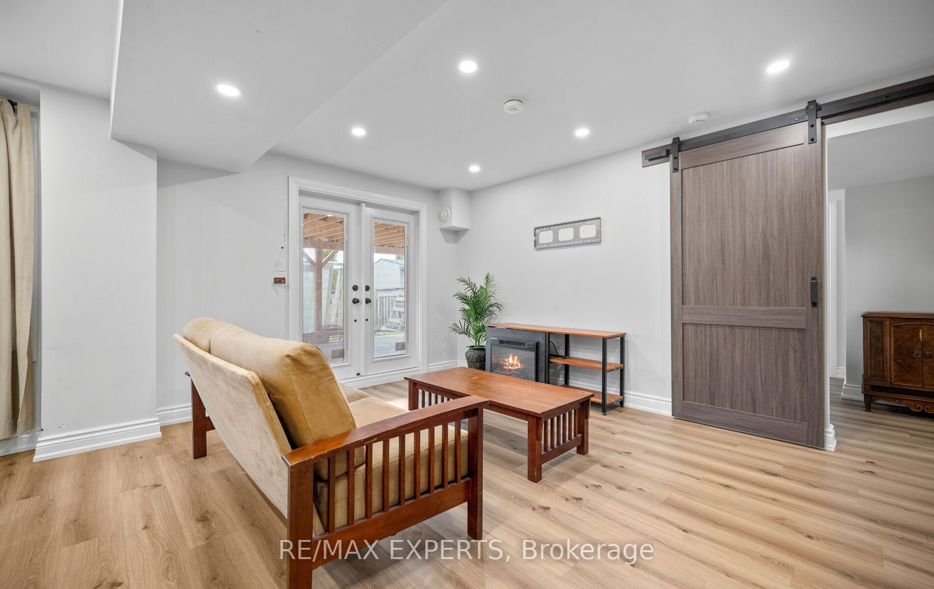 90 Coolspring Crescent Property Photo 39