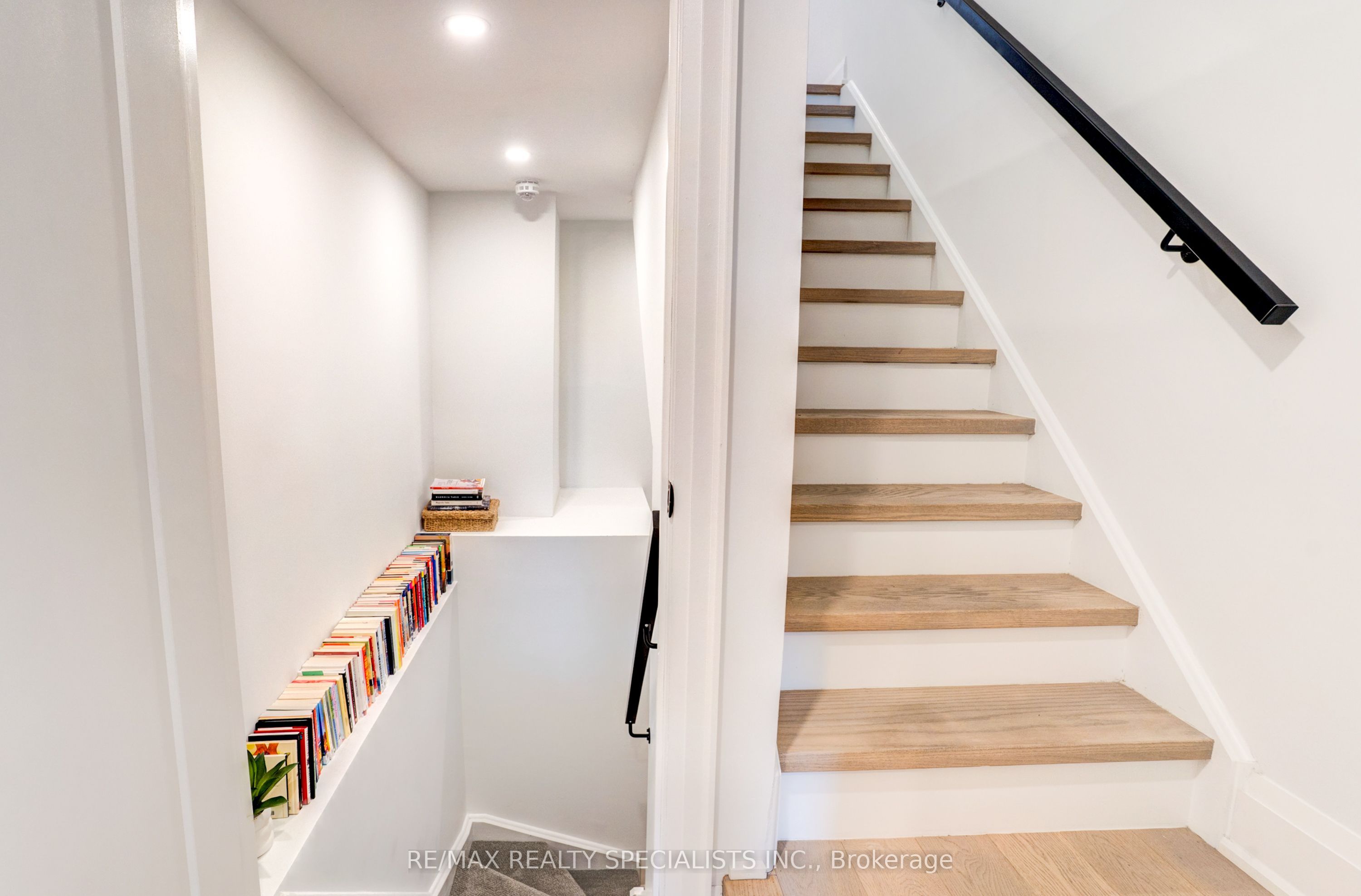 423 Rockwell Common Property Photo 8