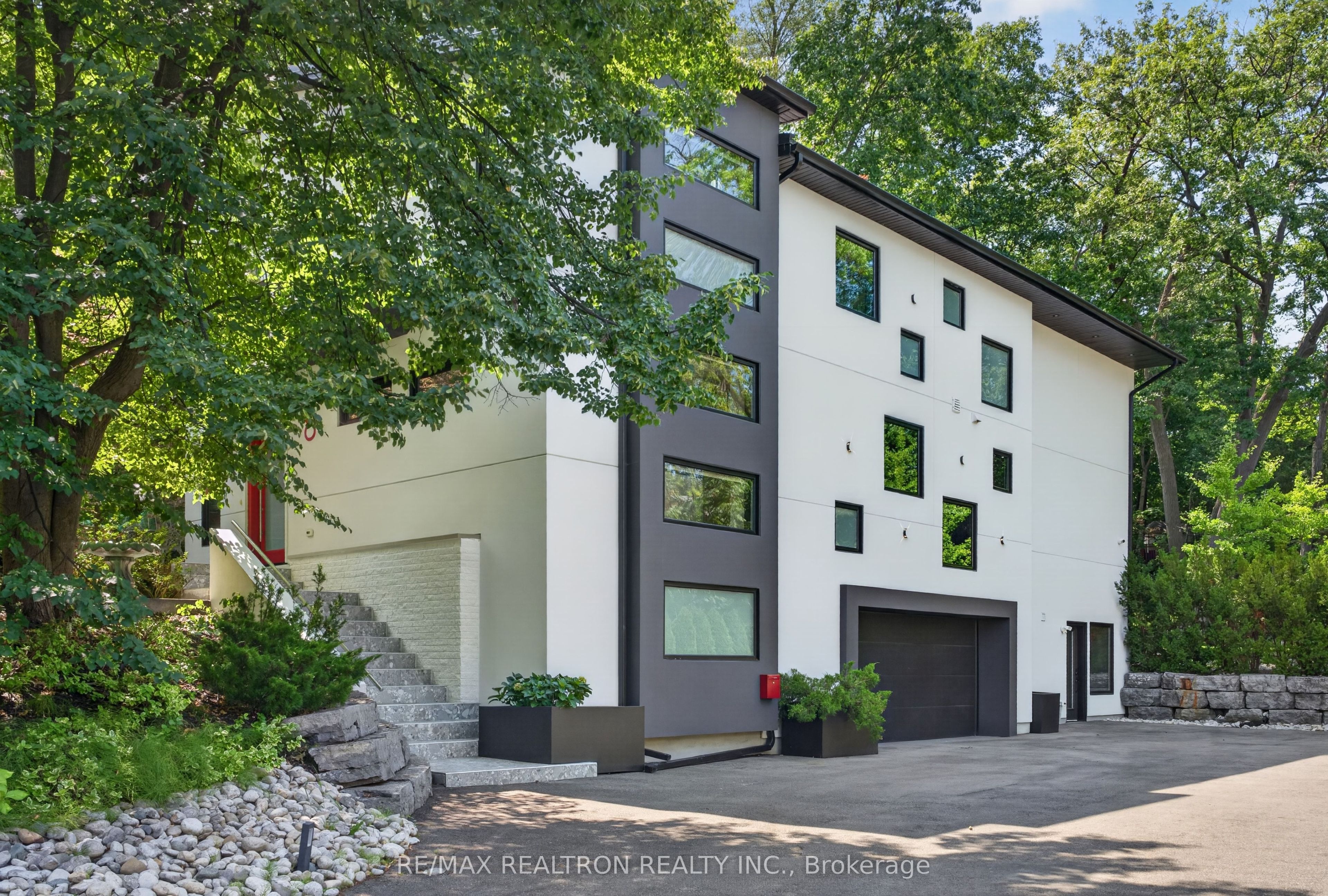 8 Breezewood Drive Property Photo 1