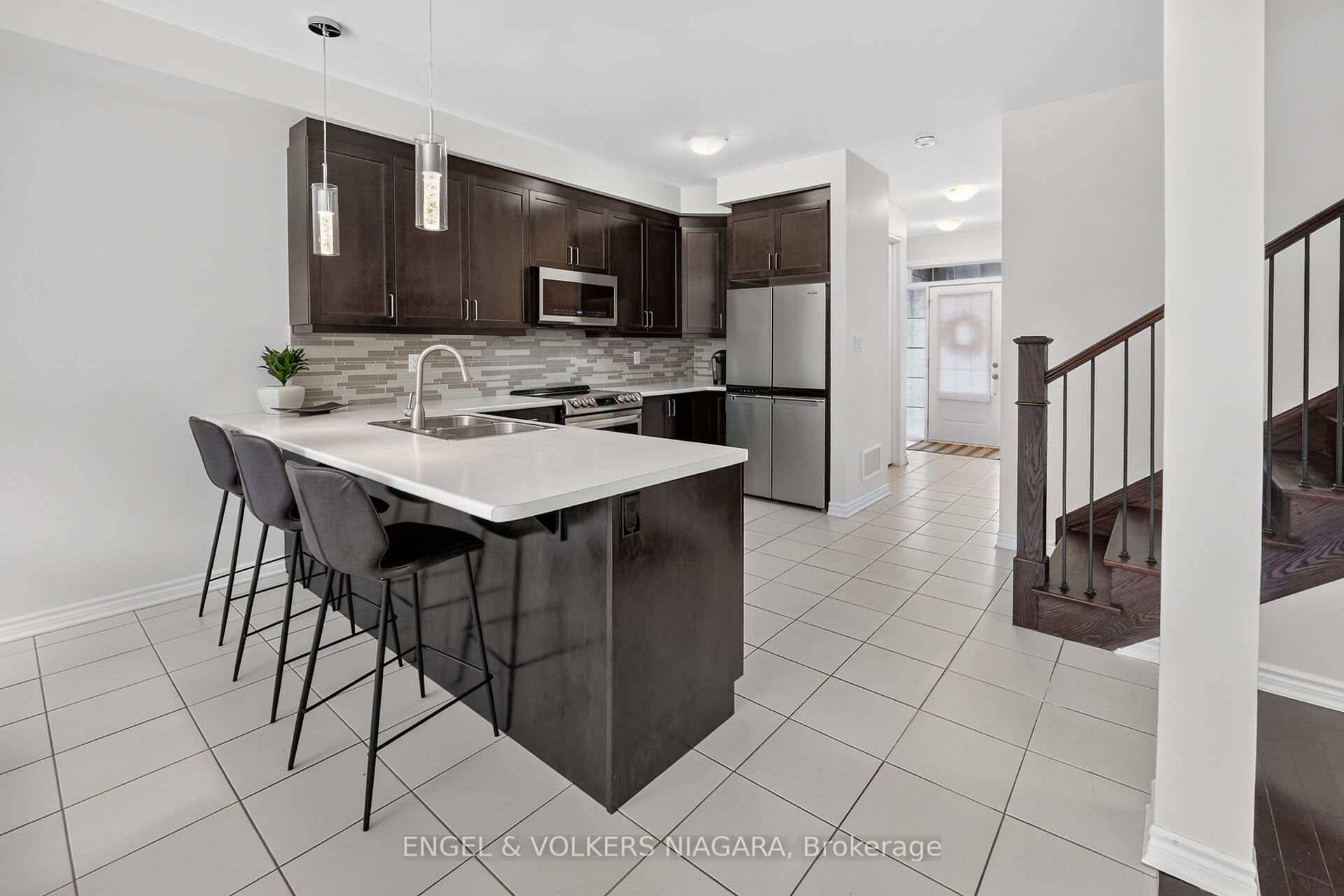1221 Rose Way S Property Photo 8