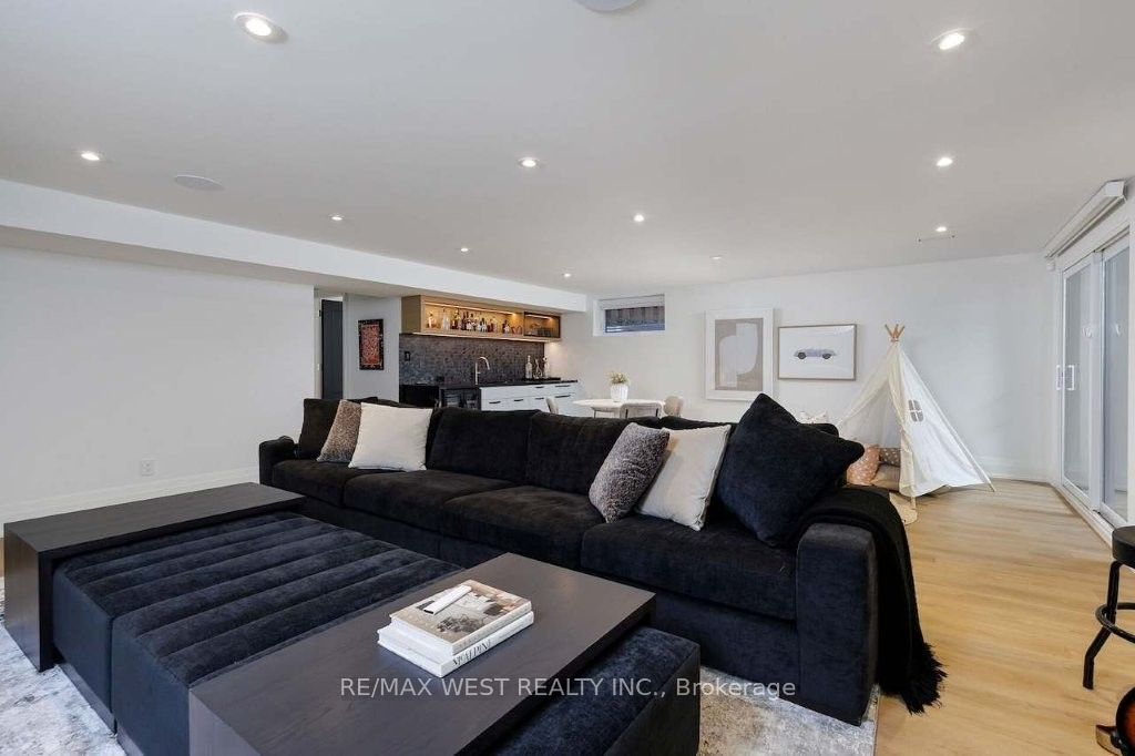 64 Thompson Avenue Property Photo 38