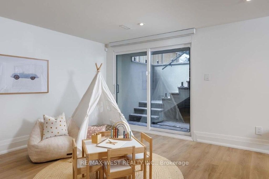64 Thompson Avenue Property Photo 40