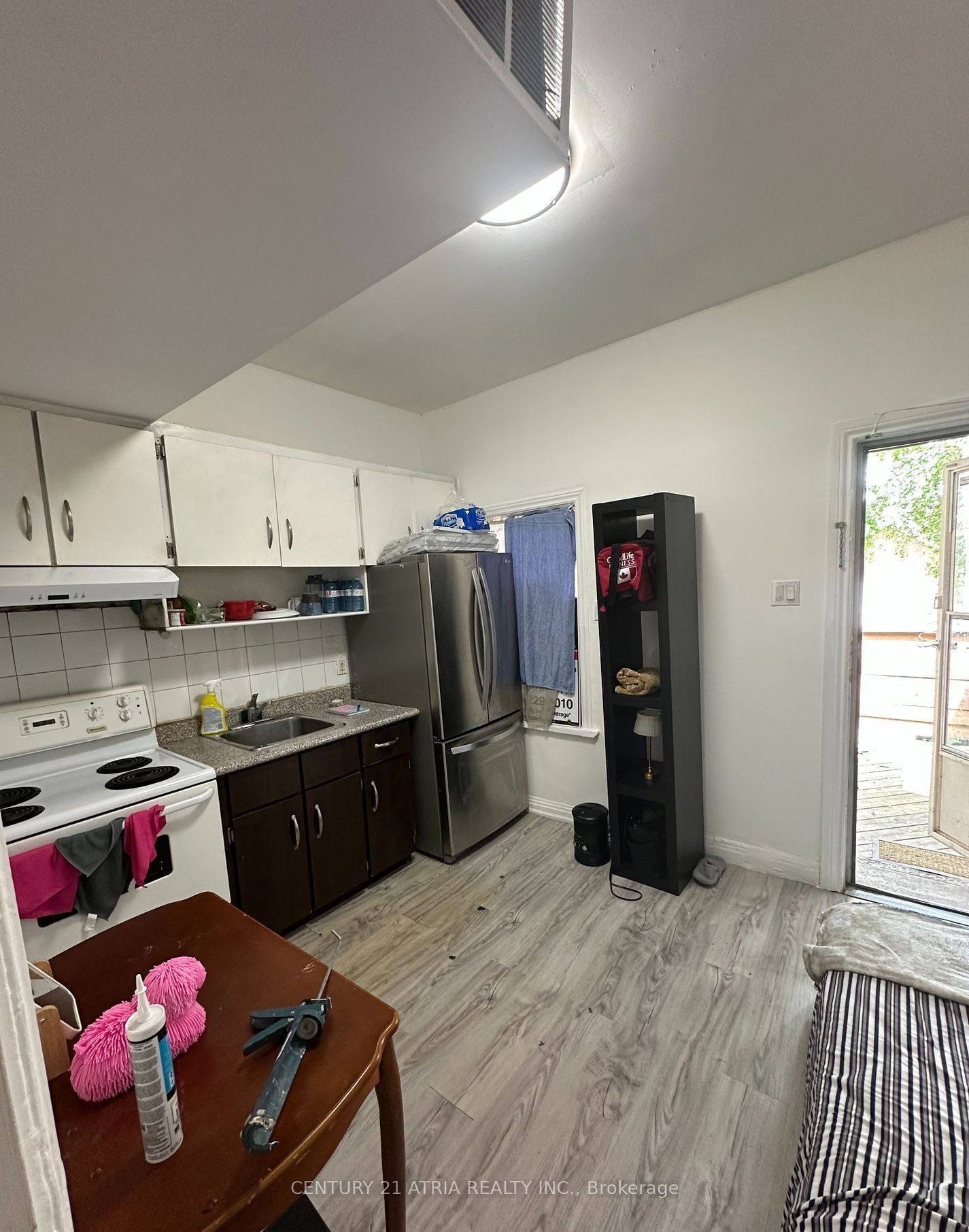 1085 Weston Road Property Photo 6
