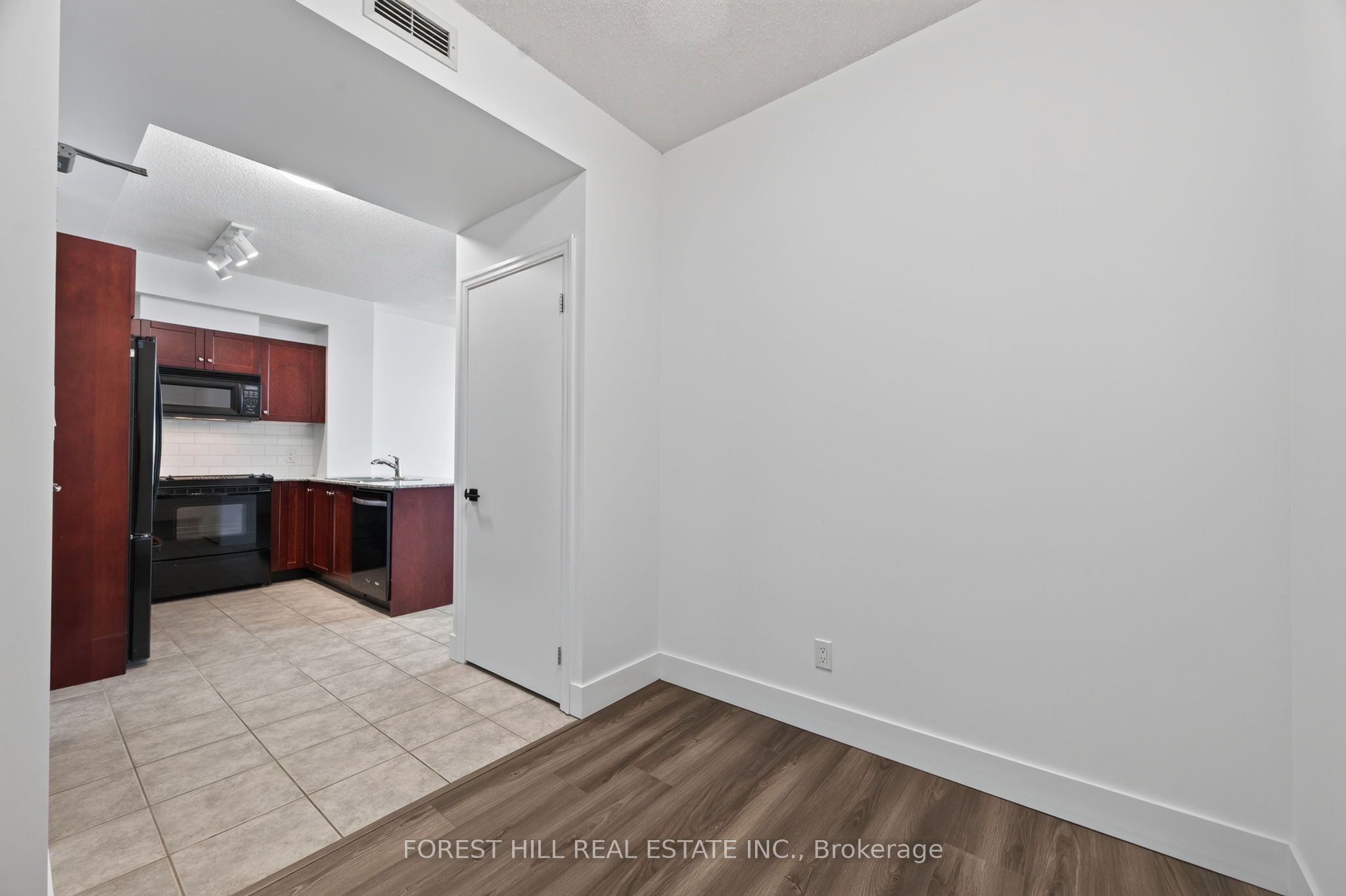 1359 Rathburn Road E 804 Property Photo 17