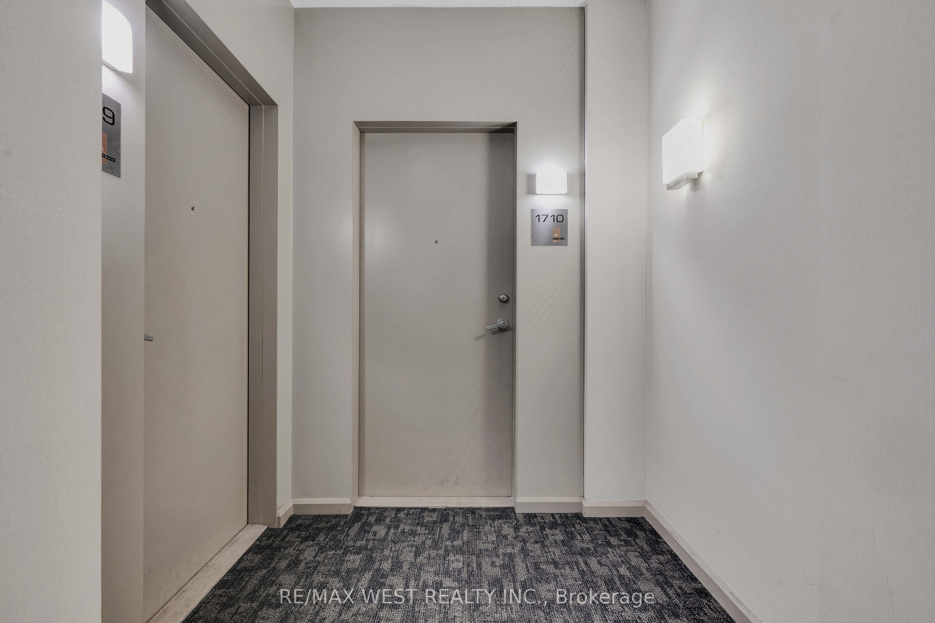 220 Burnhamthorpe Road W 1710 Property Photo 6