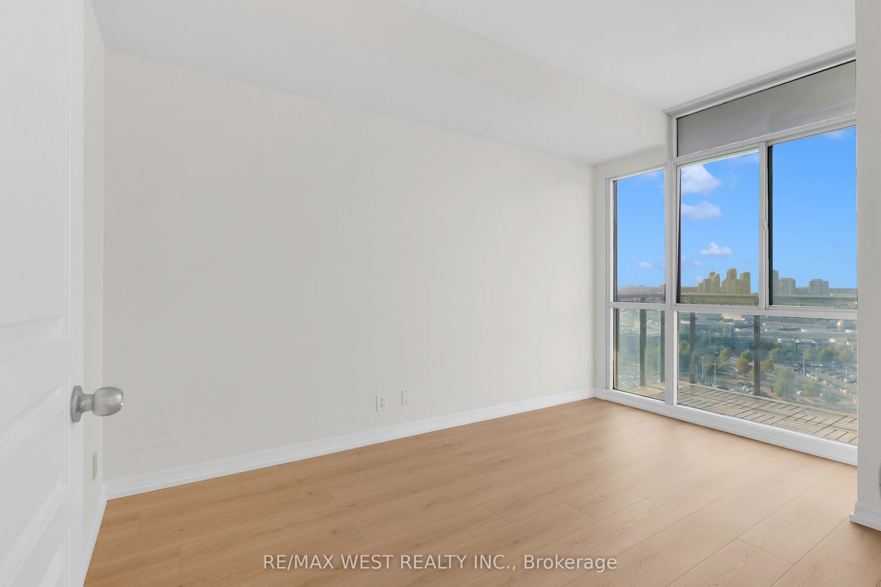 220 Burnhamthorpe Road W 1710 Property Photo 11