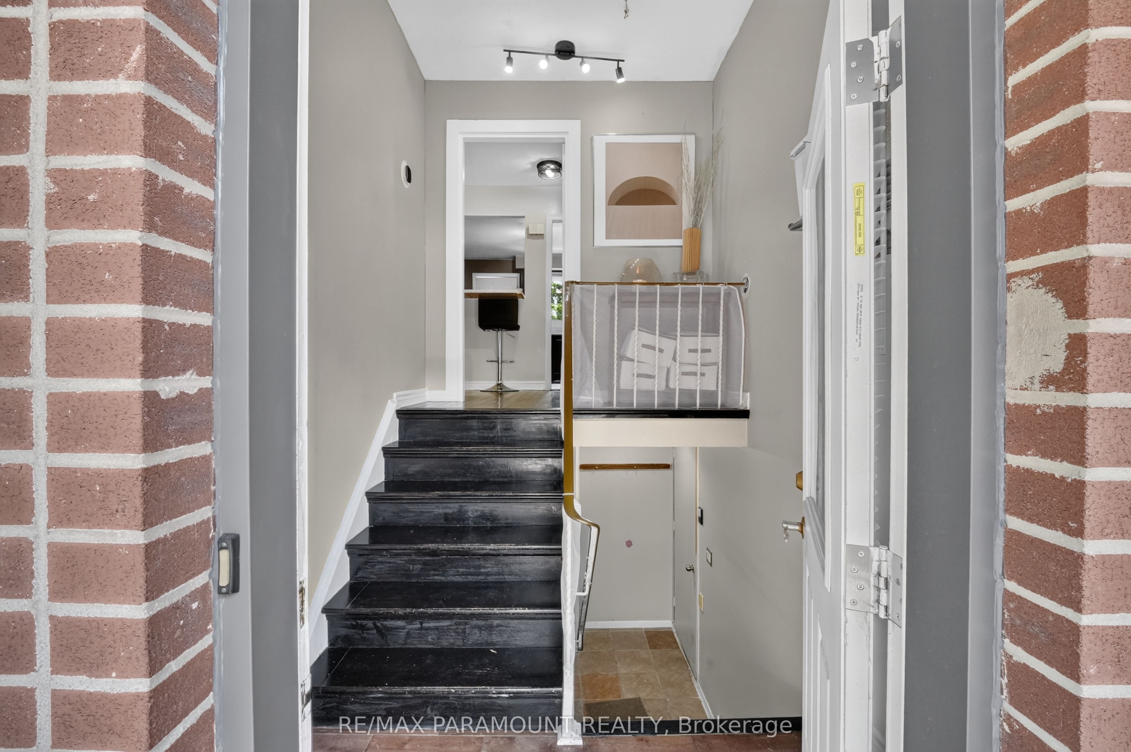 226 Rutherford Road N Property Photo 5