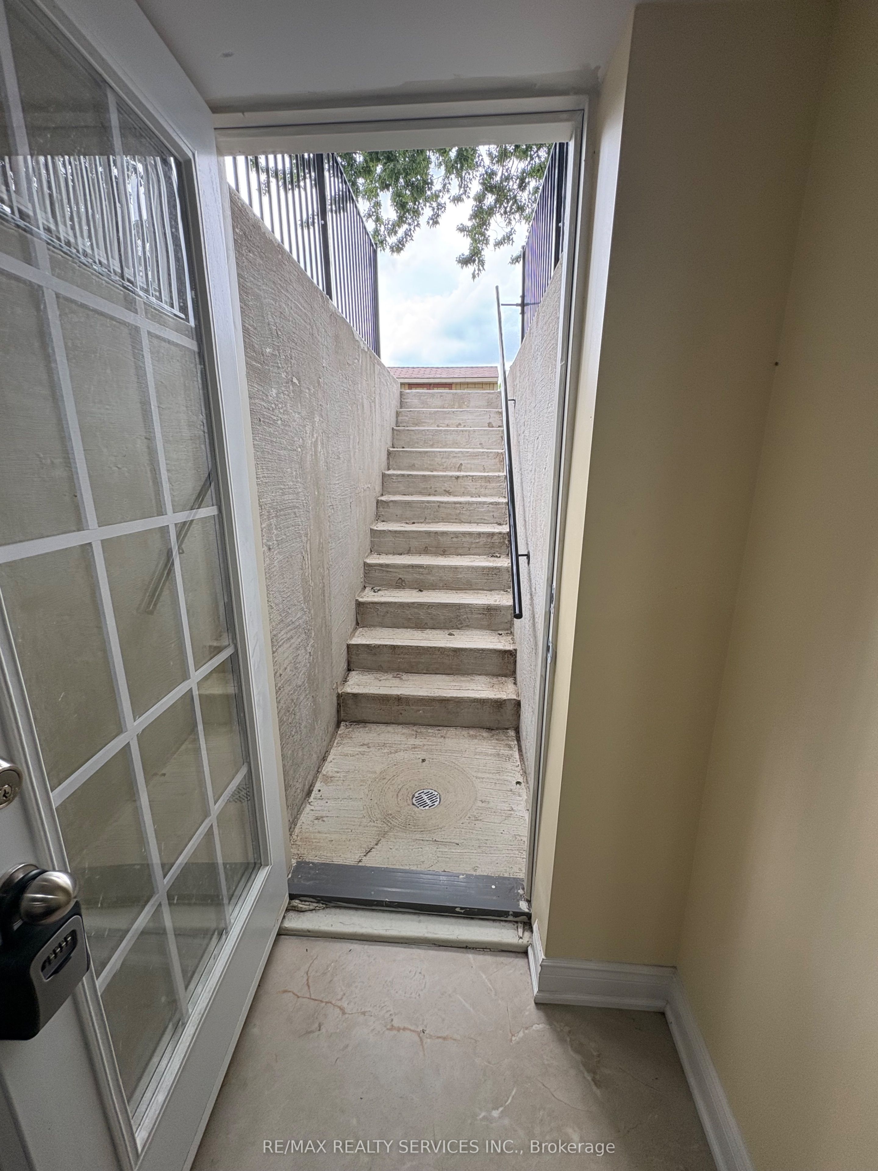 60 Newbridge Crescent Basement Property Photo 2