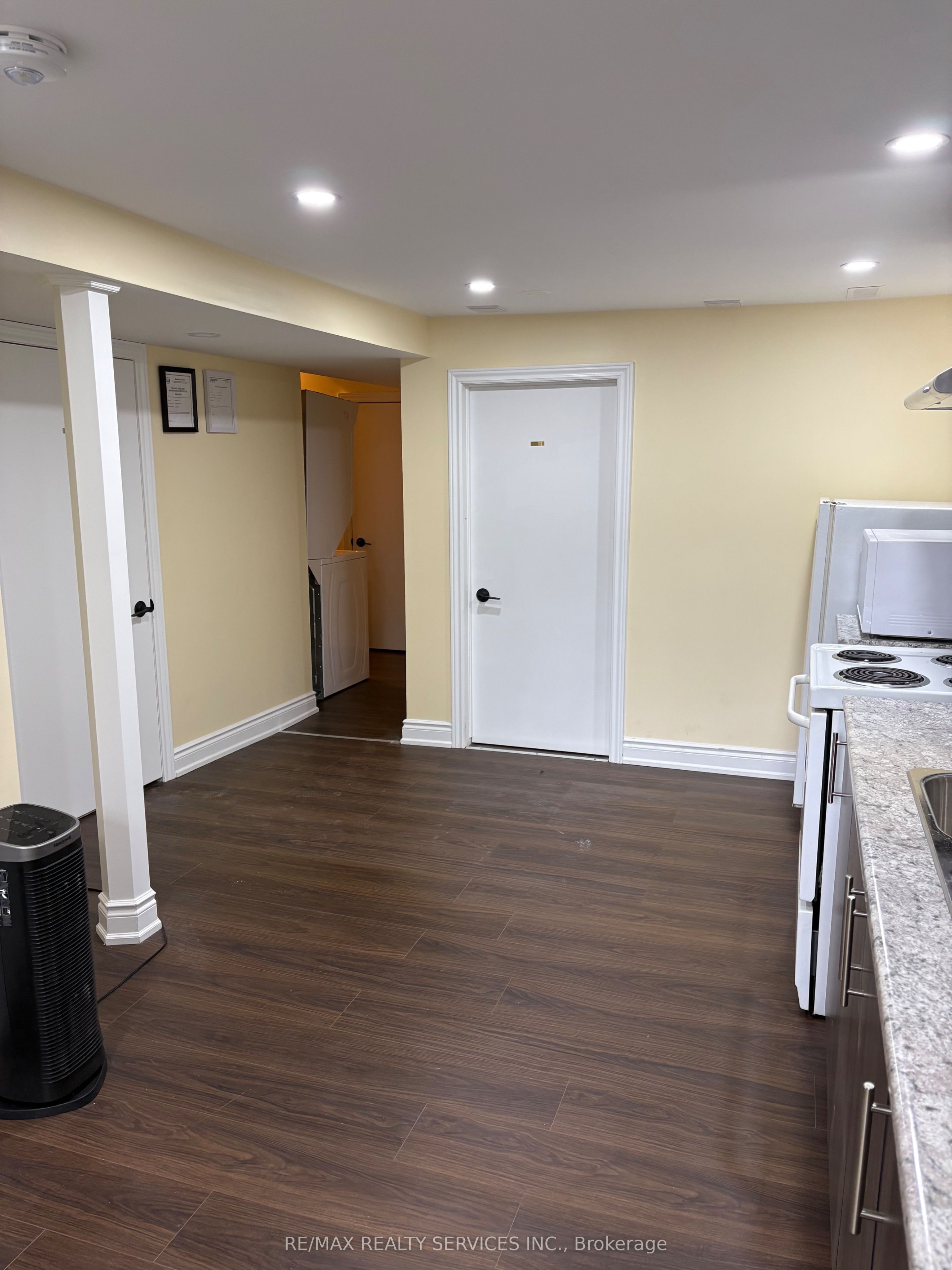 60 Newbridge Crescent Basement Property Photo 10