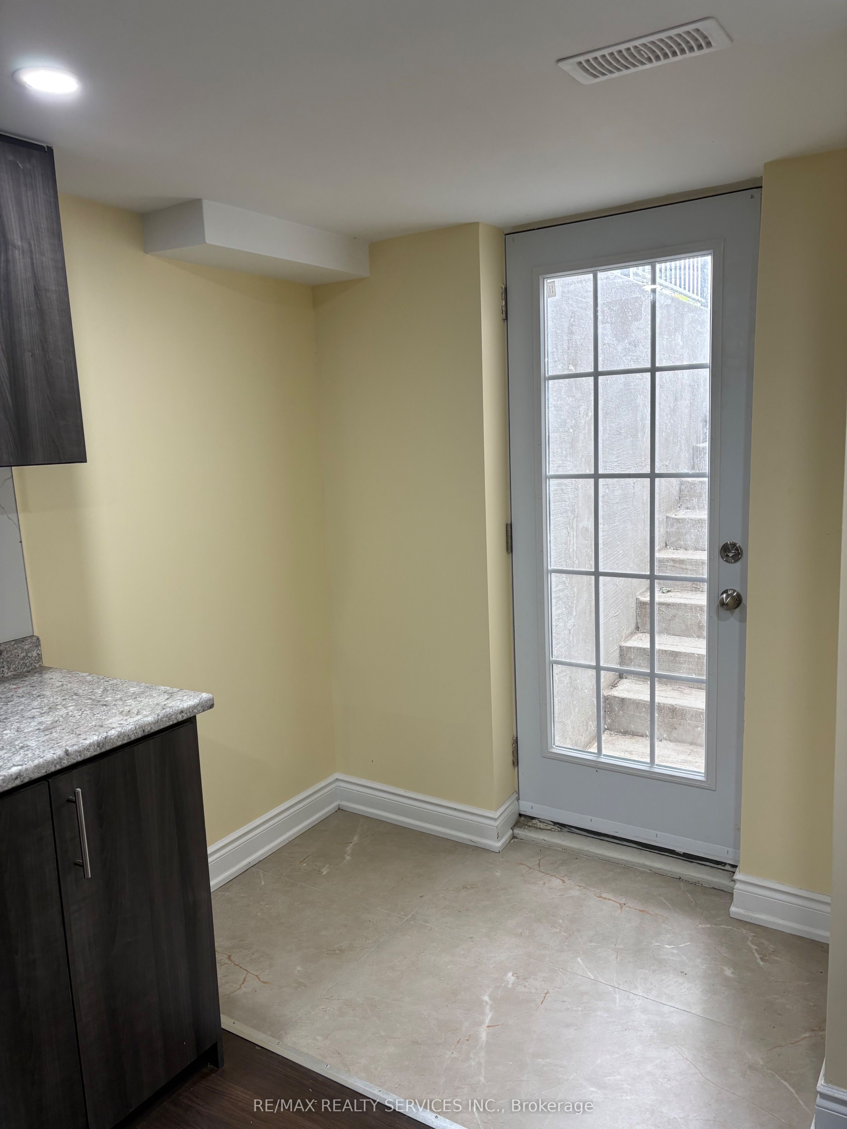 60 Newbridge Crescent Basement Property Photo 11