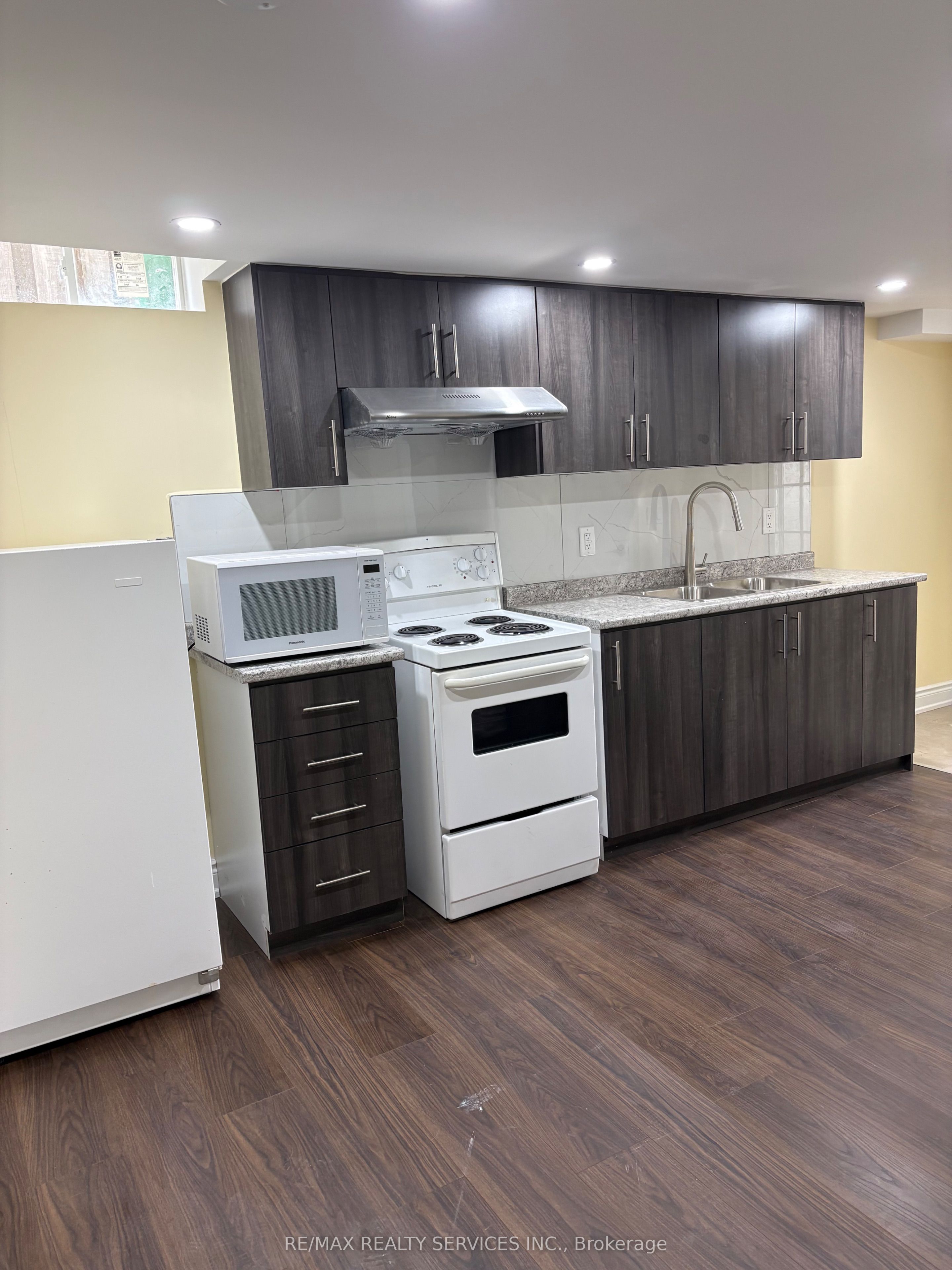 60 Newbridge Crescent Basement Property Photo 16