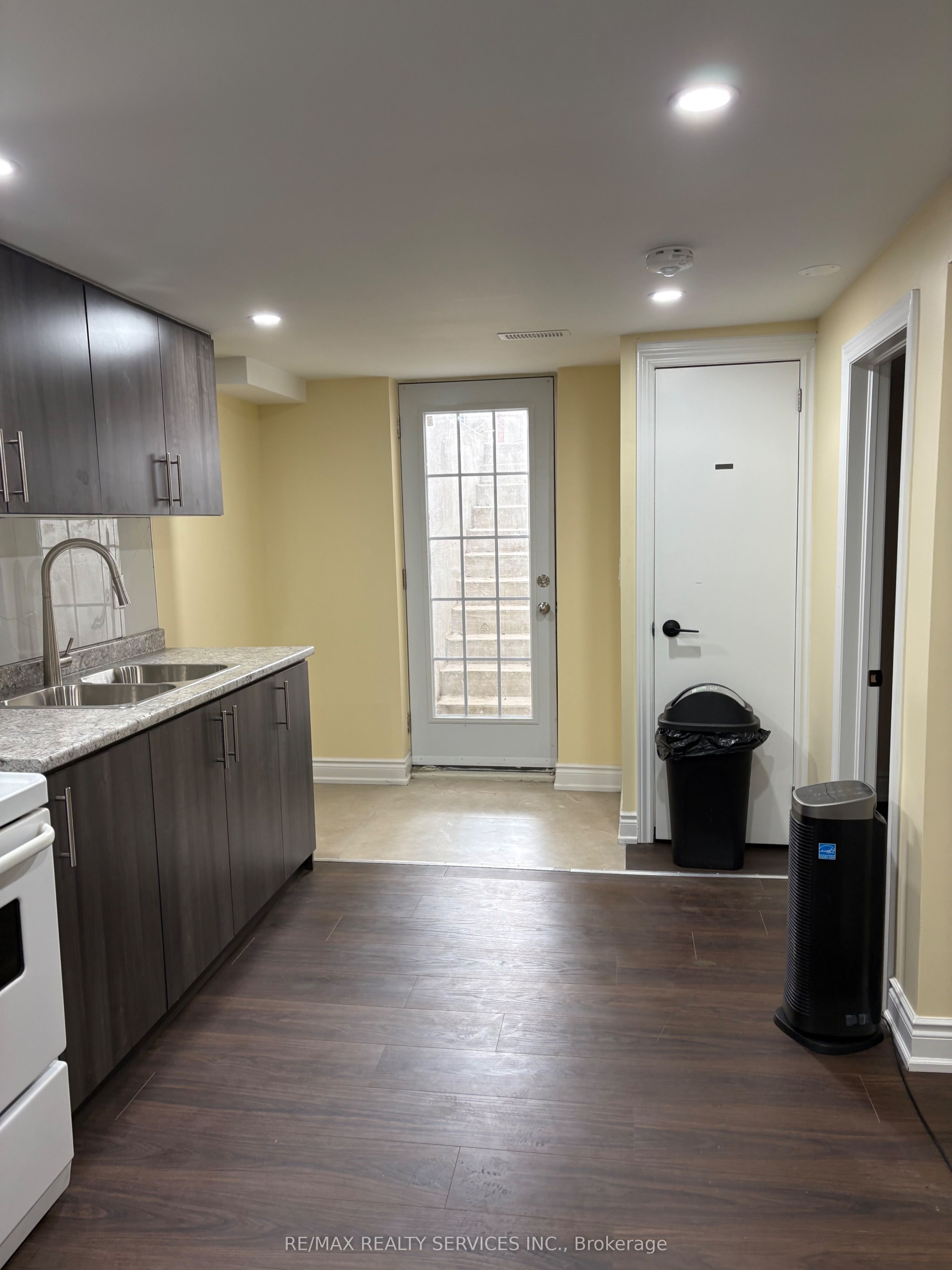 60 Newbridge Crescent Basement Property Photo 18